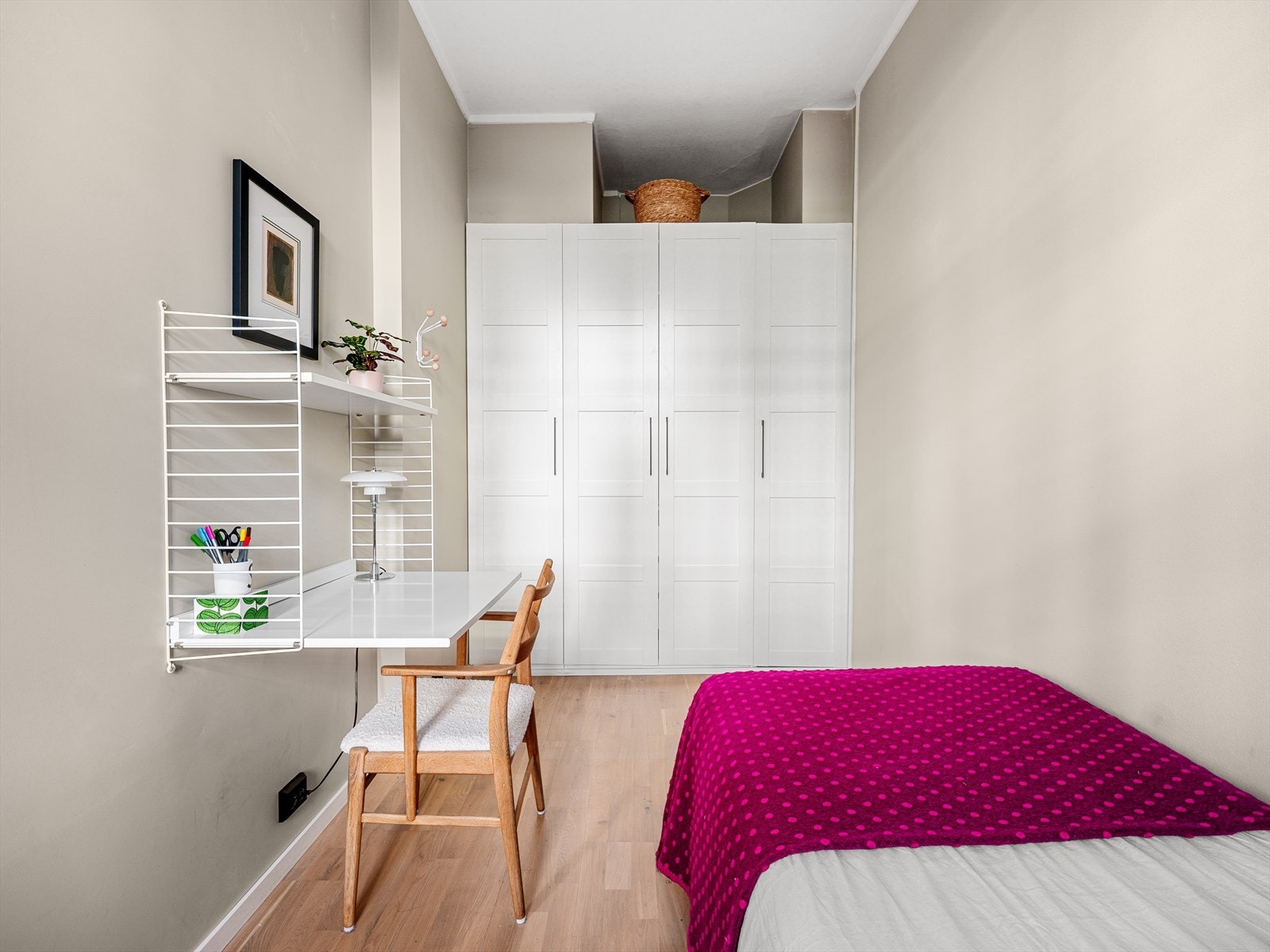 Innebygget garderobeskap sikrer god oppbevaring. Galleribilde