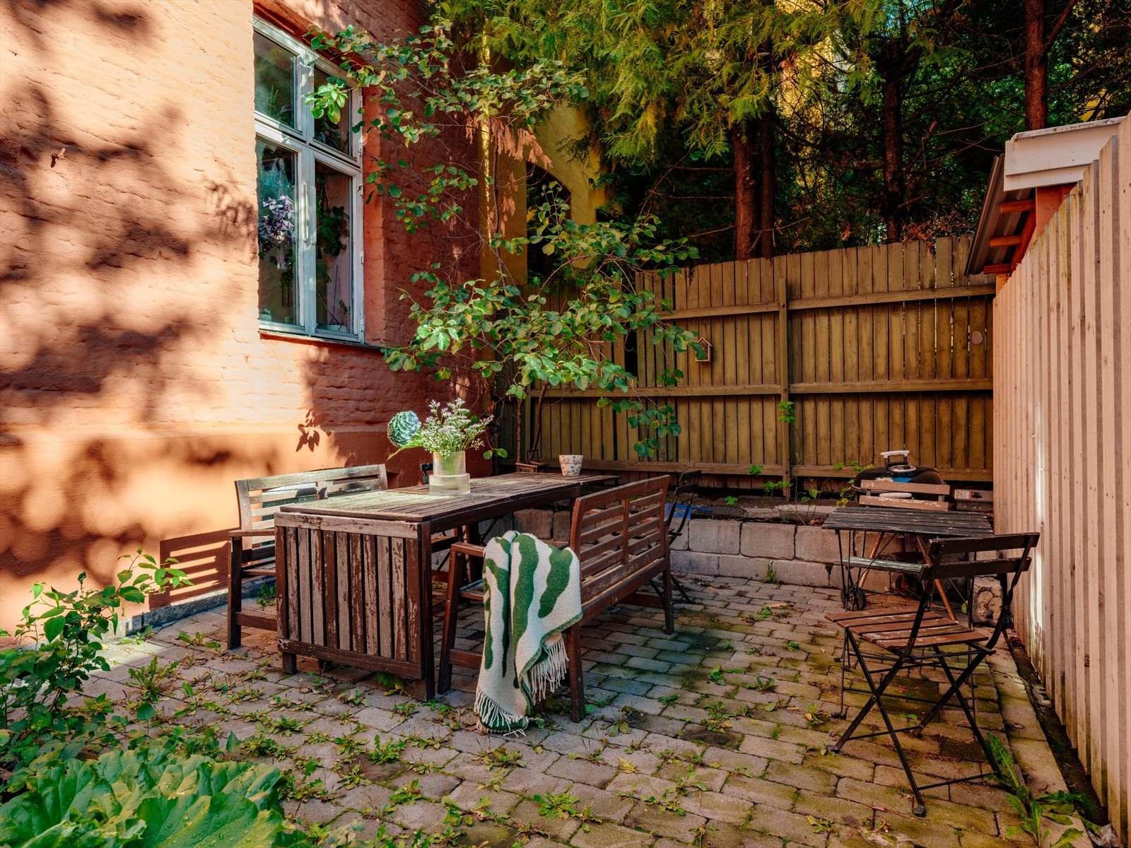 Borettslaget har hyggelige fellesarealer med grill og sitteplasser i bakgården. Galleribilde