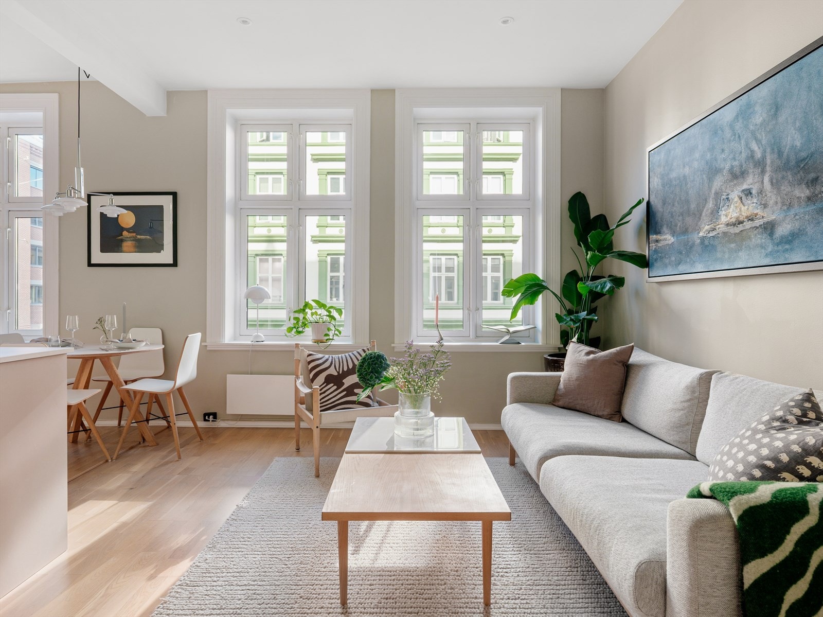 Leiligheten bærer preget av klassiske elementer som store vindusflater med svært godt lysinnslipp og en generøs takhøyde. Galleribilde