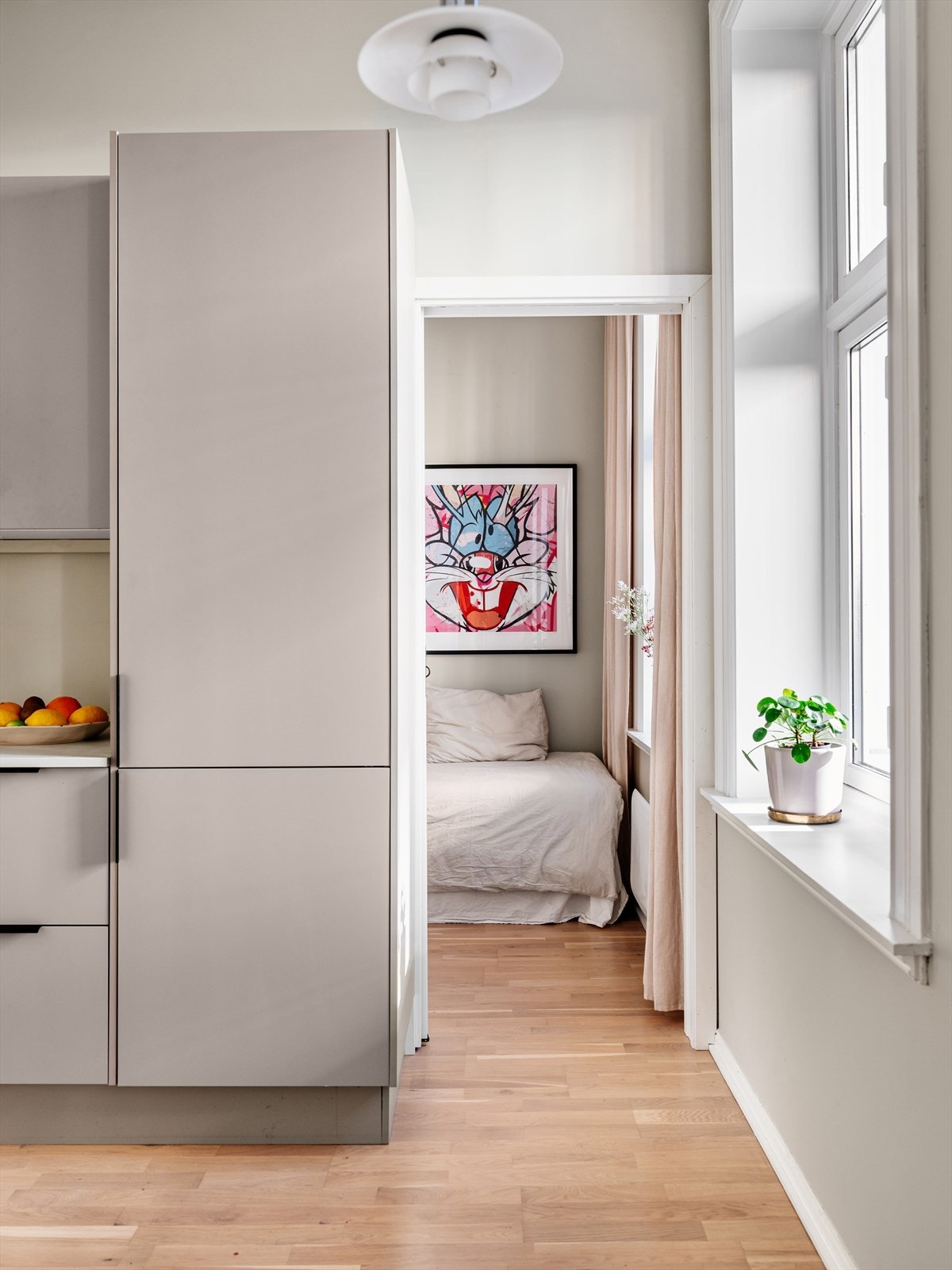 Videre fra kjøkkenet er det adkomst til et av soverommene som er i hver sin ende av boligen. Galleribilde