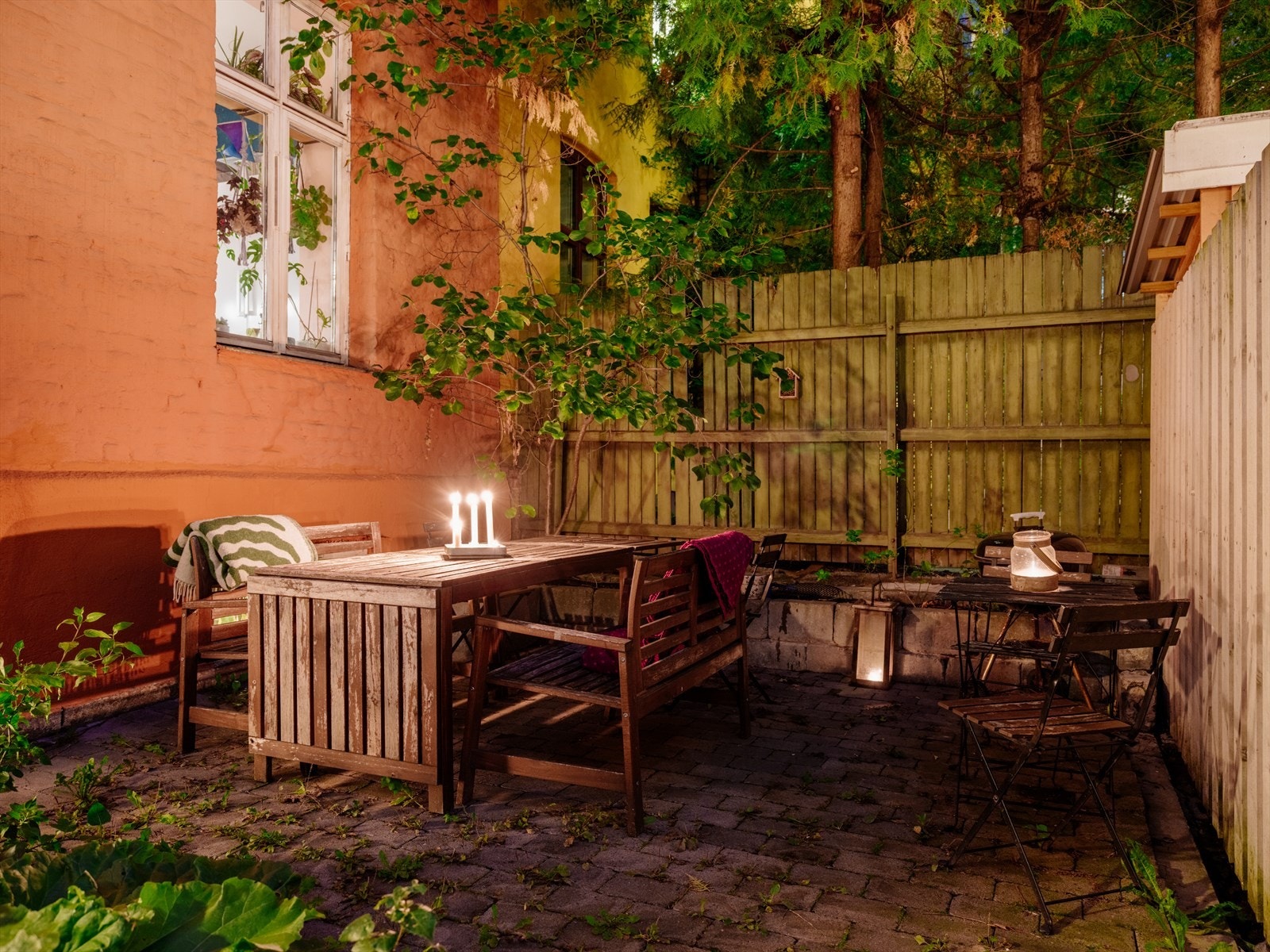 Hyggelig bakgård med felles sittegrupper til glede for beboerne i borettslaget. Galleribilde