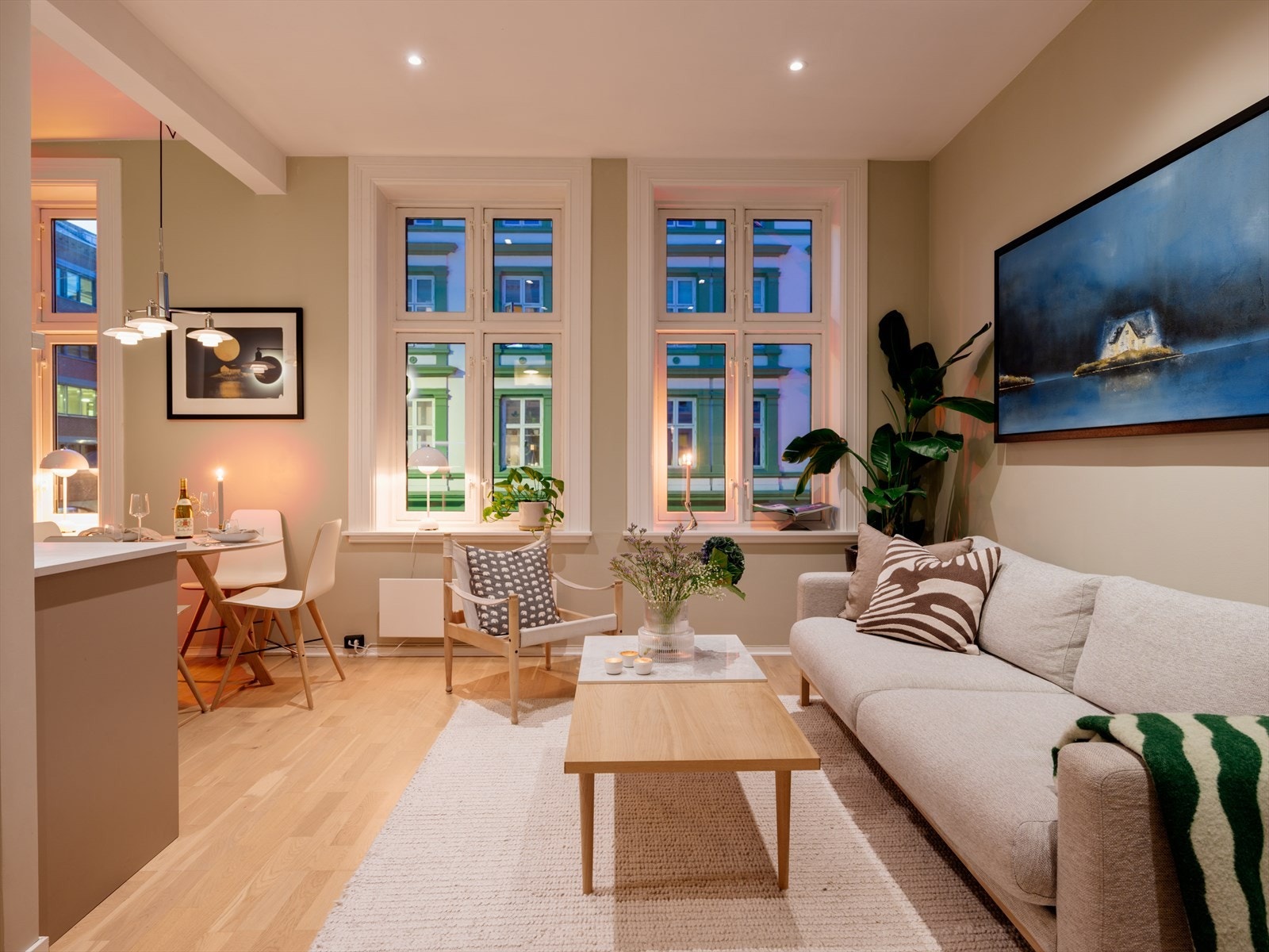 I stuen er det lagt et pent hvitoljet 3-stavs parkettgulv, samt installert integrerte downlights i tak. Galleribilde