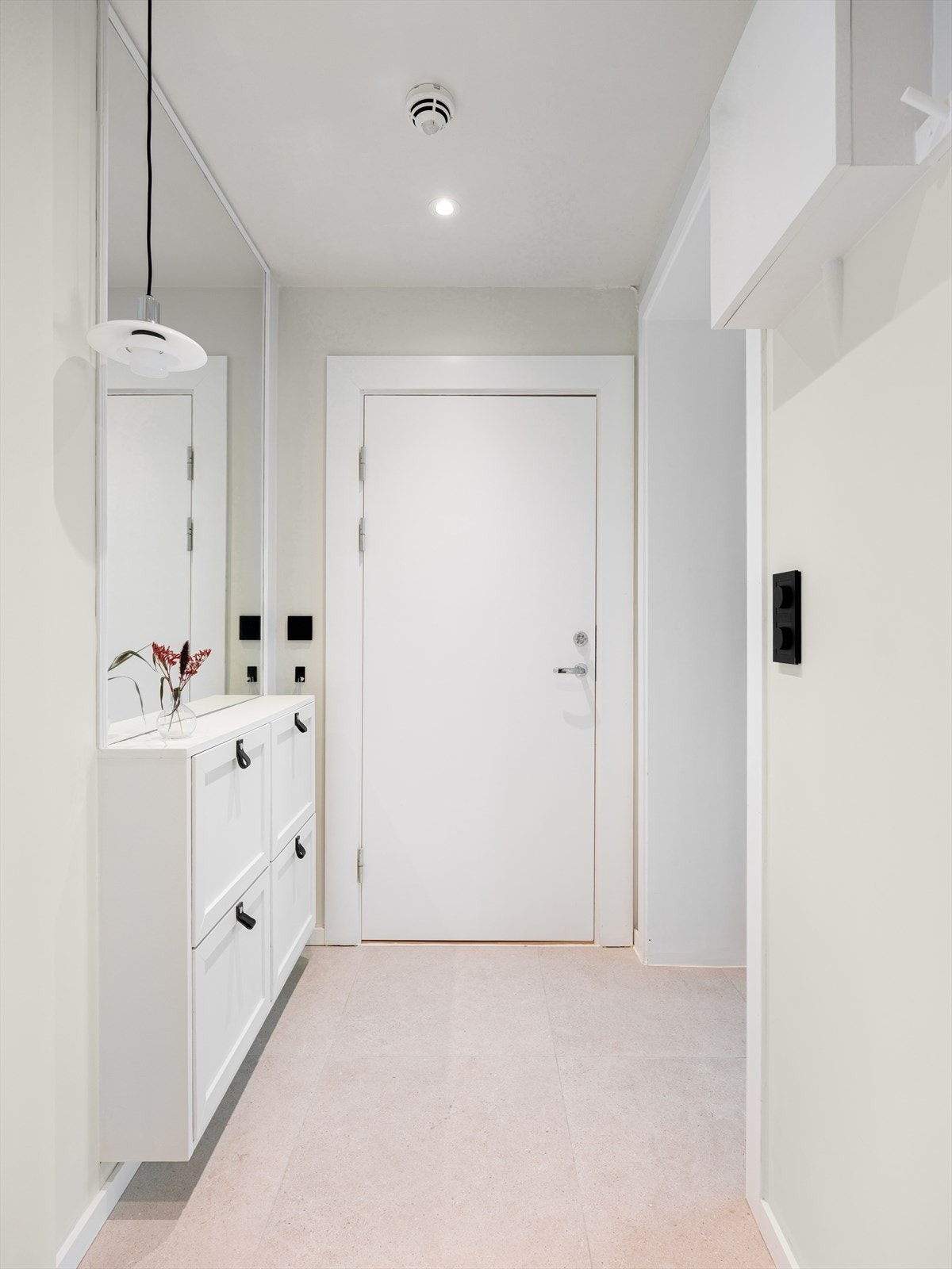 Beliggende i byggets 2. etasje og består av entré, bad, wc-rom, 2 soverom og delvis åpen stue/kjøkken. Galleribilde