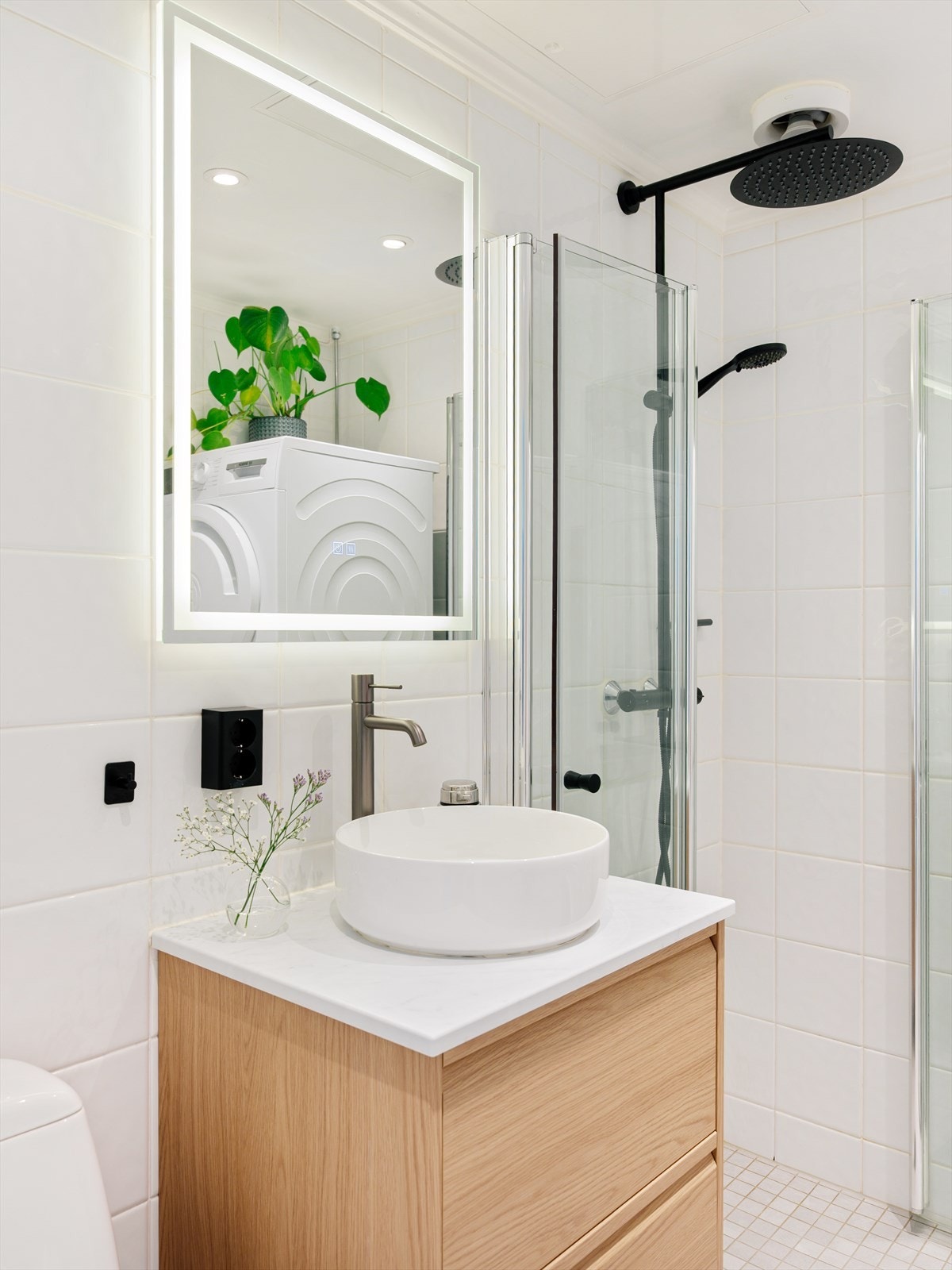 Baderomsinnredningen ble oppgradert i 2025 og det er installert elektrisk styrt vifte - i tillegg opplegg for vaskemaskin og plass til tørketrommel. Galleribilde