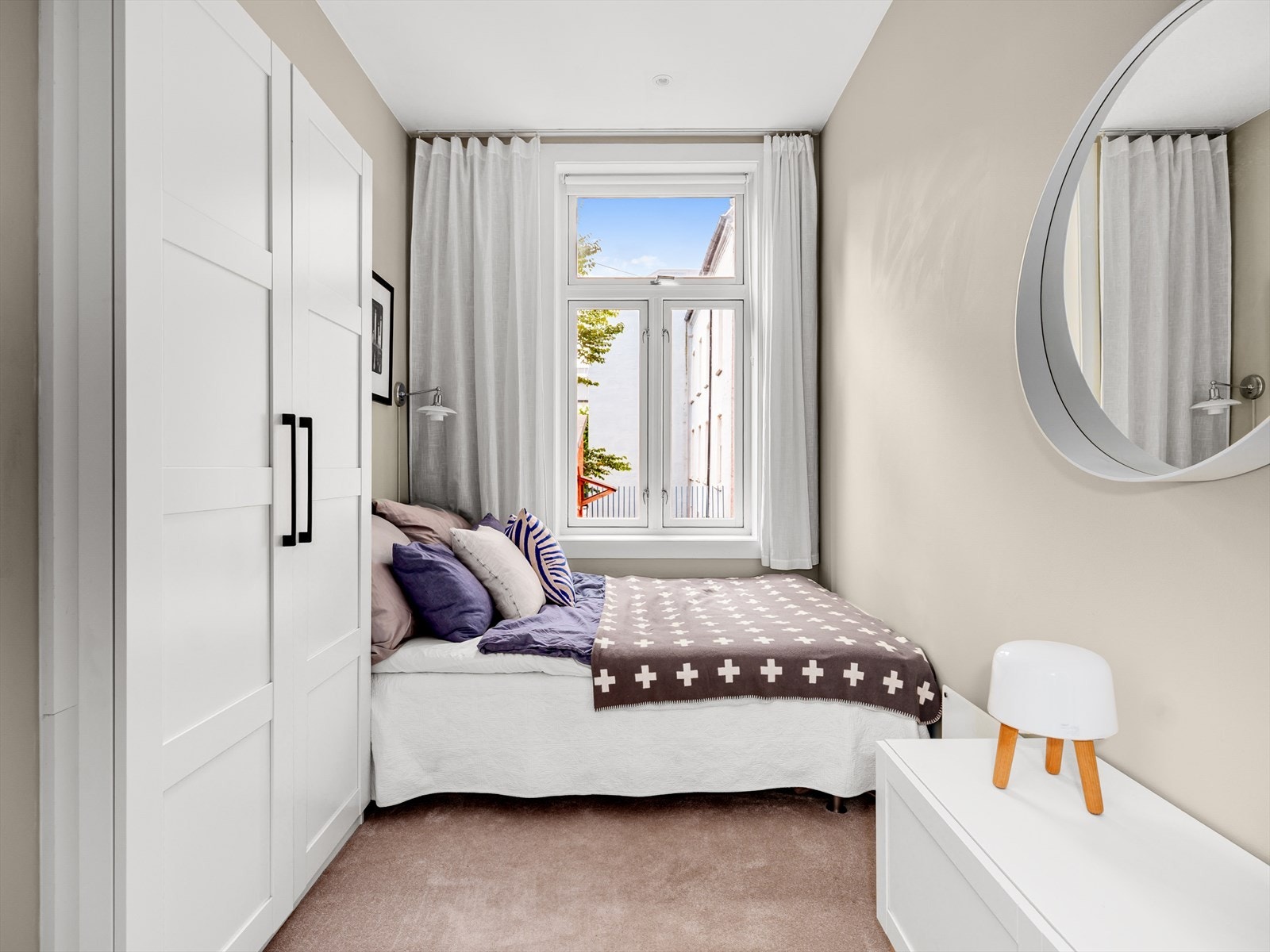 Soverom II er også av god størrelse med god plass til dobbeltseng og tilhørende soveromsmøblement. Galleribilde