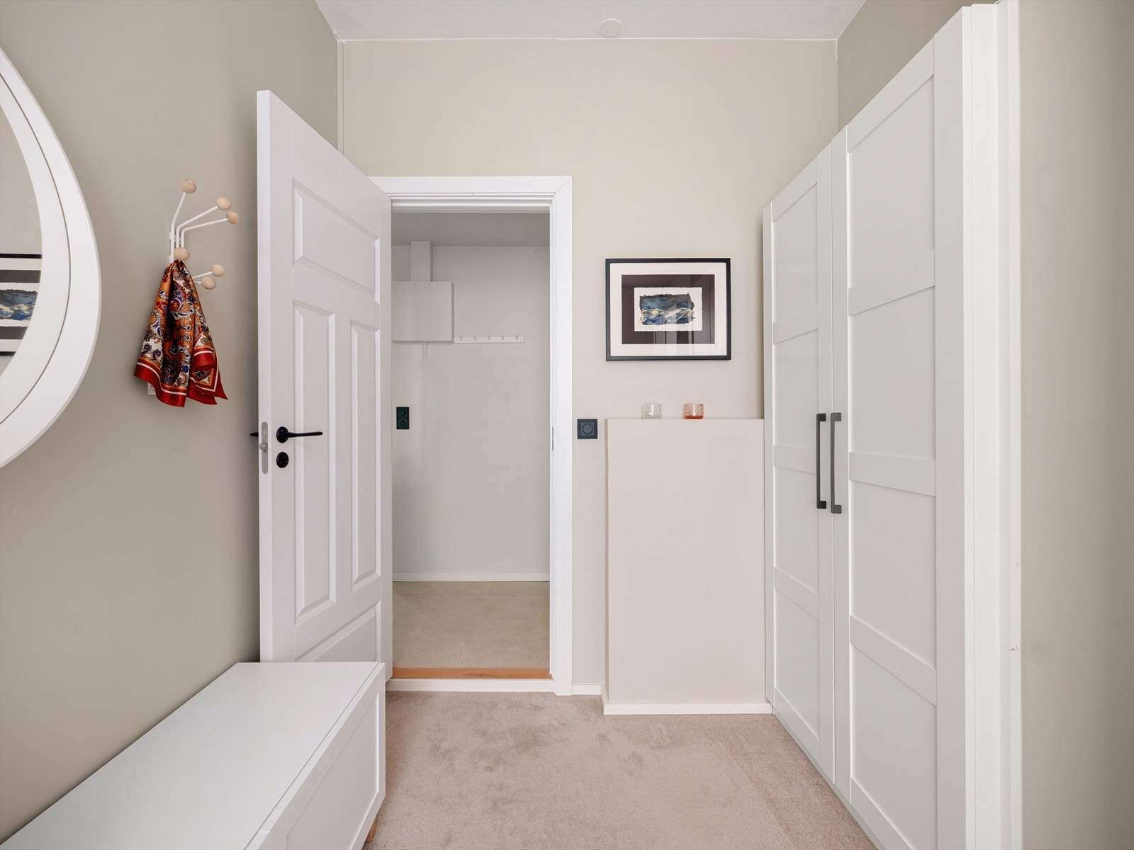 Her er det også integrert garderobeskap som sikrer god oppbevaring. Galleribilde