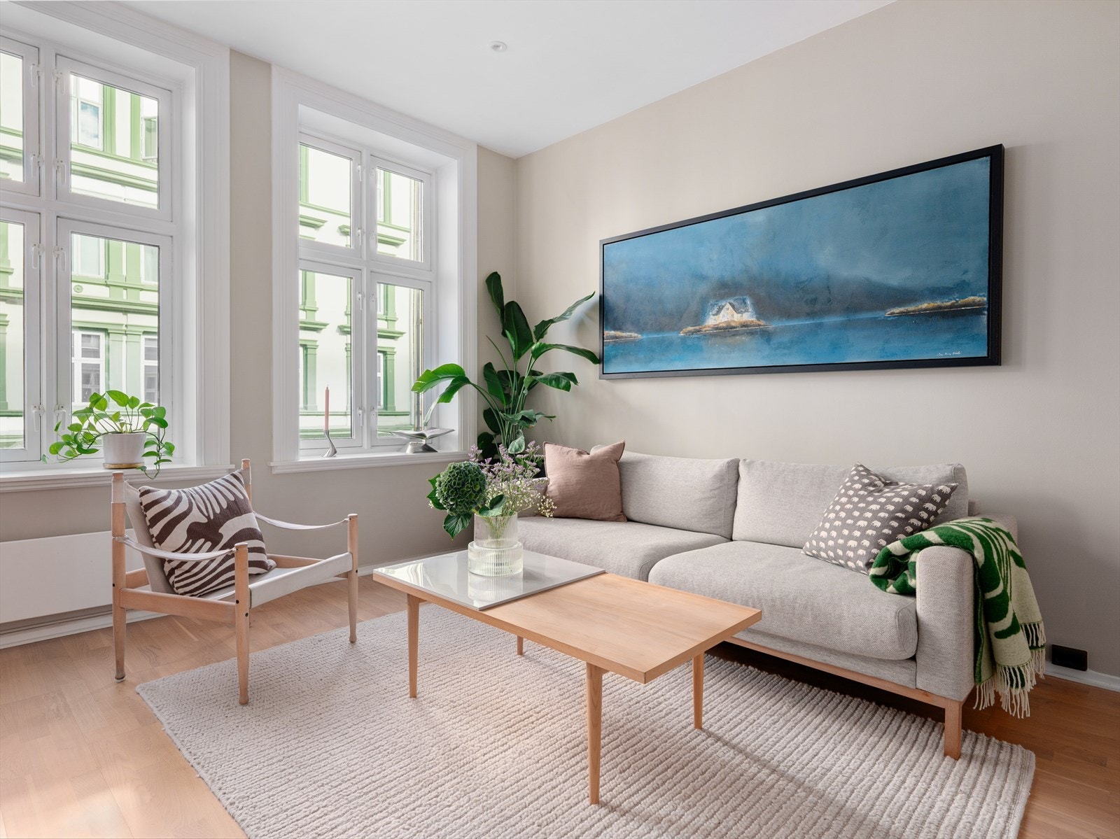 Den åpne stue/kjøkkenløsningen gir rom til flere naturlige soner og kan enkelt møbleres etter ønske. Galleribilde