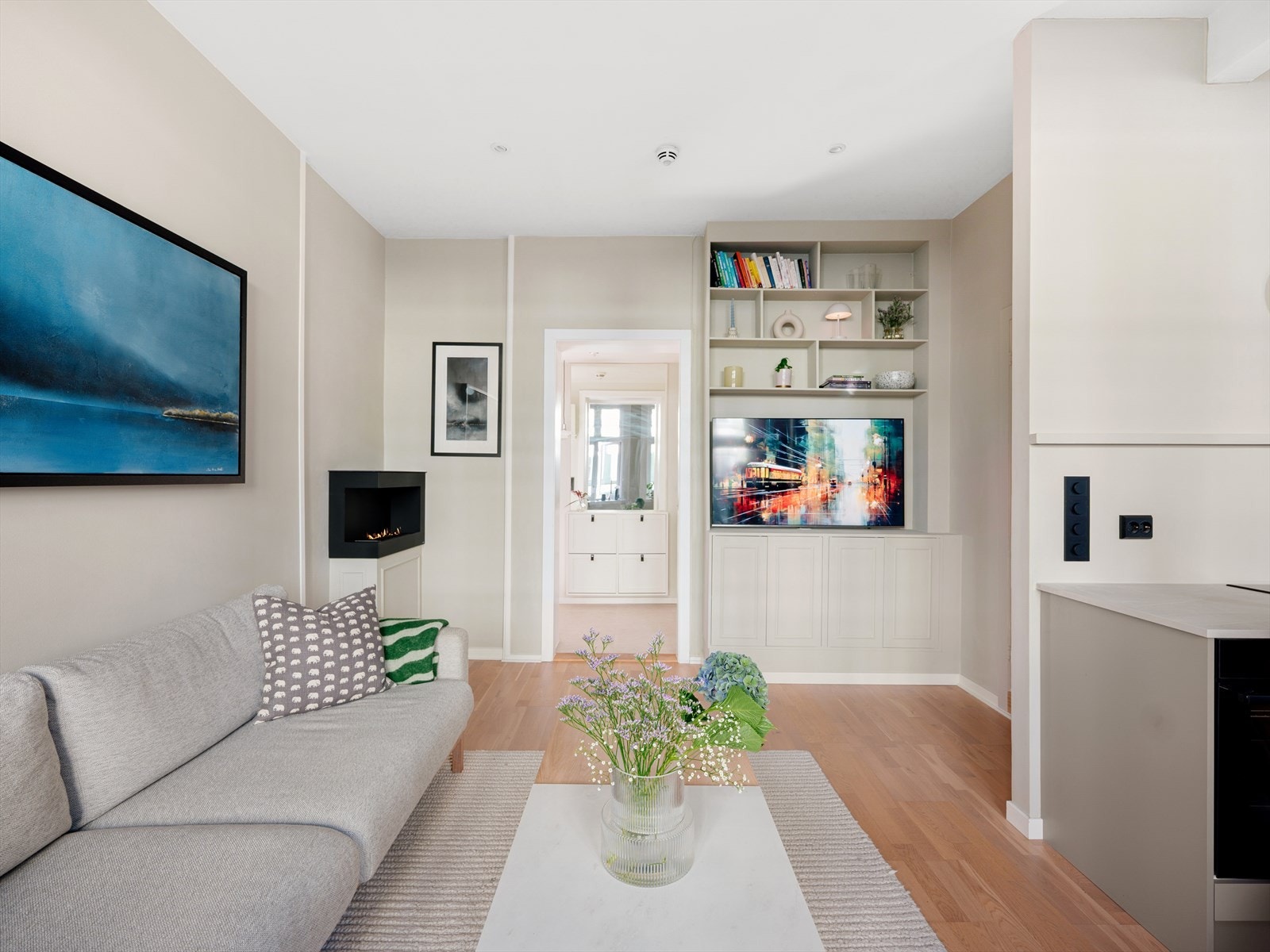 I stuen er det en flott snekkerbygget bokhylleløsning med plass til TV. Galleribilde