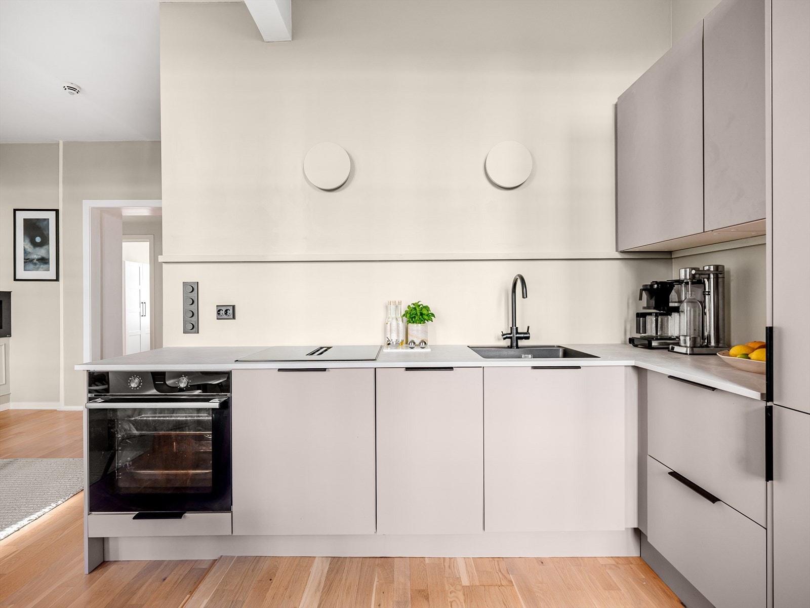 Laminat benkeplate med underlimt benkebeslag og 1-greps armatur - Det er installert komfyrvakt og kjøkkenventilator med kullfilter. Galleribilde