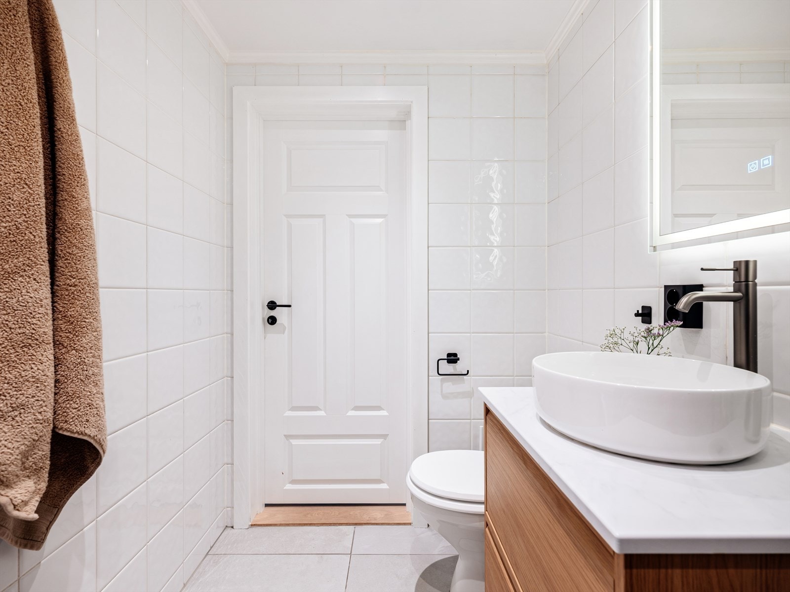 Varmekabler i gulv funksjonskontrollert ifjor av elektriker - Det ble også lagt flis på flis på gulvet i 2022 iht. tidligere salgsannonse. Galleribilde