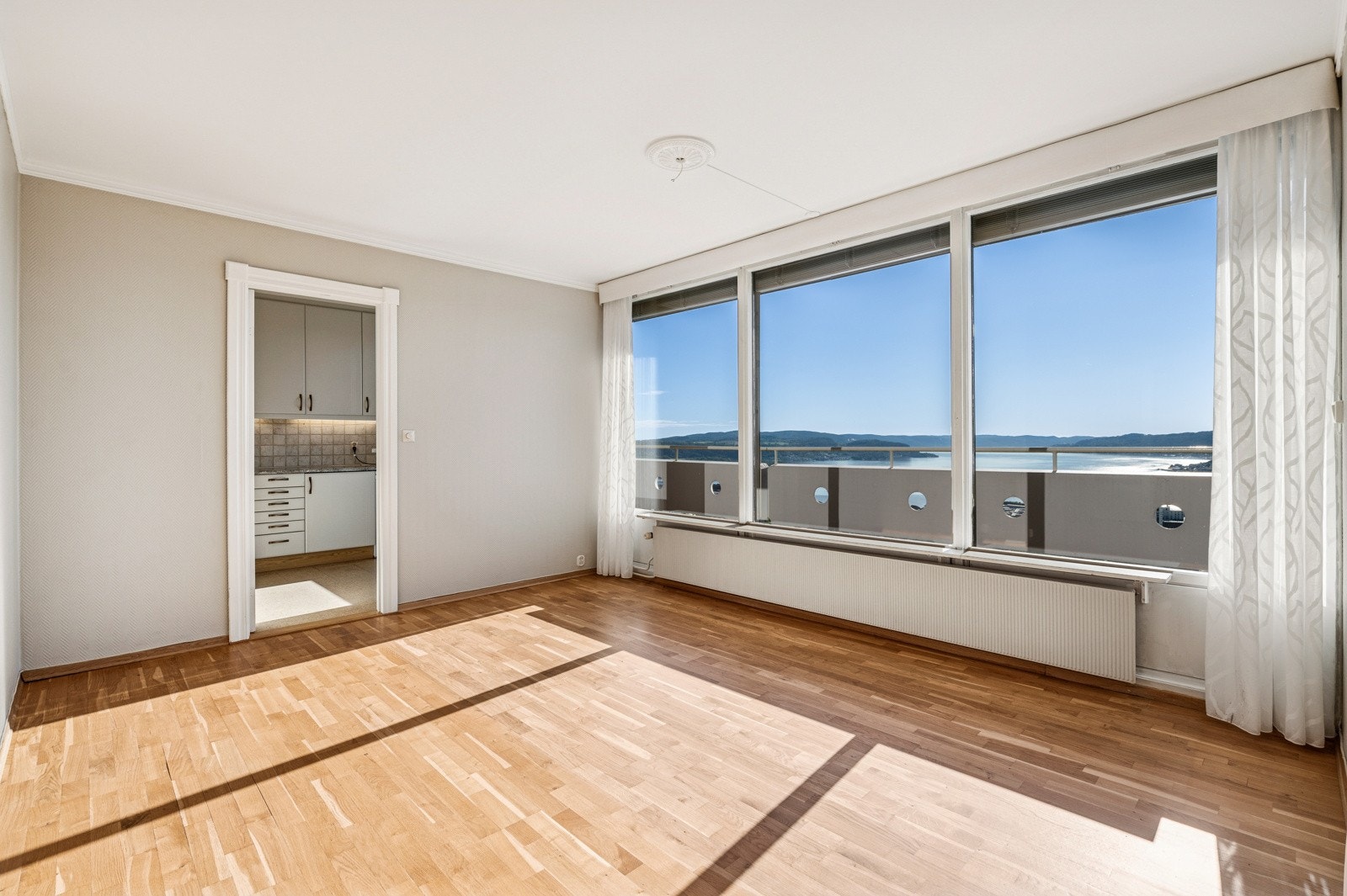 I stuen er det god plass til en romslig spisestue i tilknytning til kjøkkenet. Galleribilde