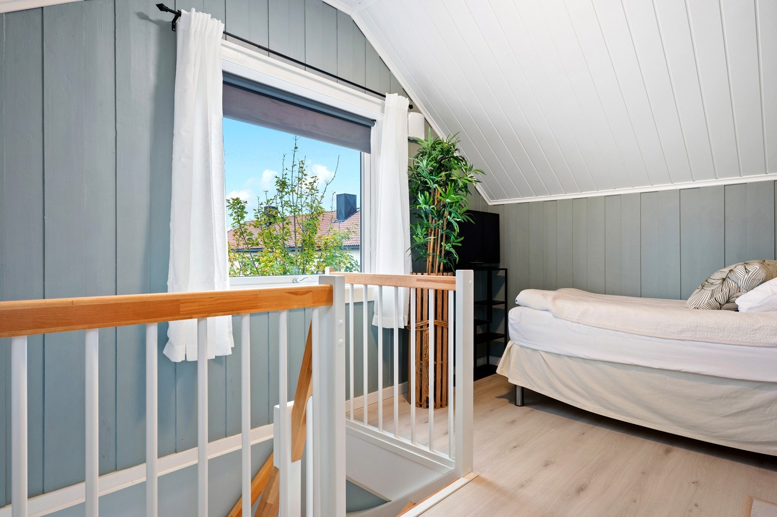 Det er eget soverom i loftsetasjen. Galleribilde