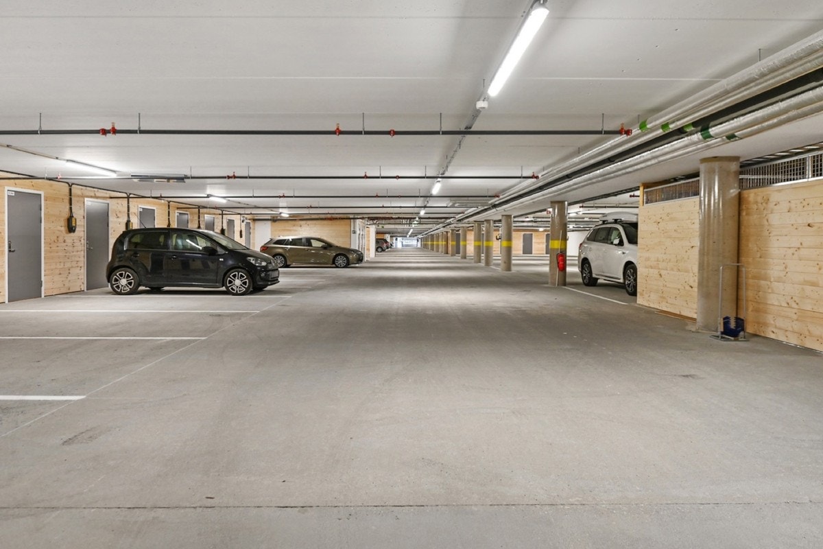 Parkeringsanlegg i kjelleren. Galleribilde