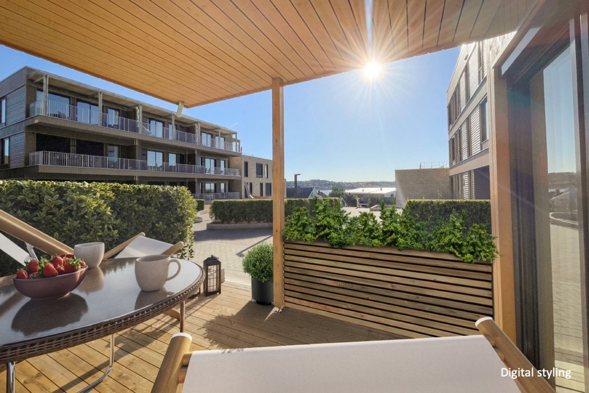 Stor terrasse med gode solforhold. Merk at bildet er digitalt stylet med trekasse til feks hekk og blomster. Galleribilde