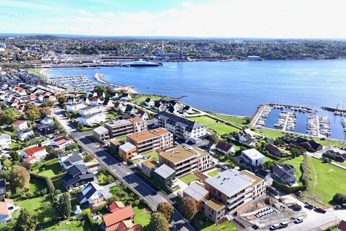 Oversiktsbilde av Søly Park ? med grønne uteområder og fjordutsikt Galleribilde