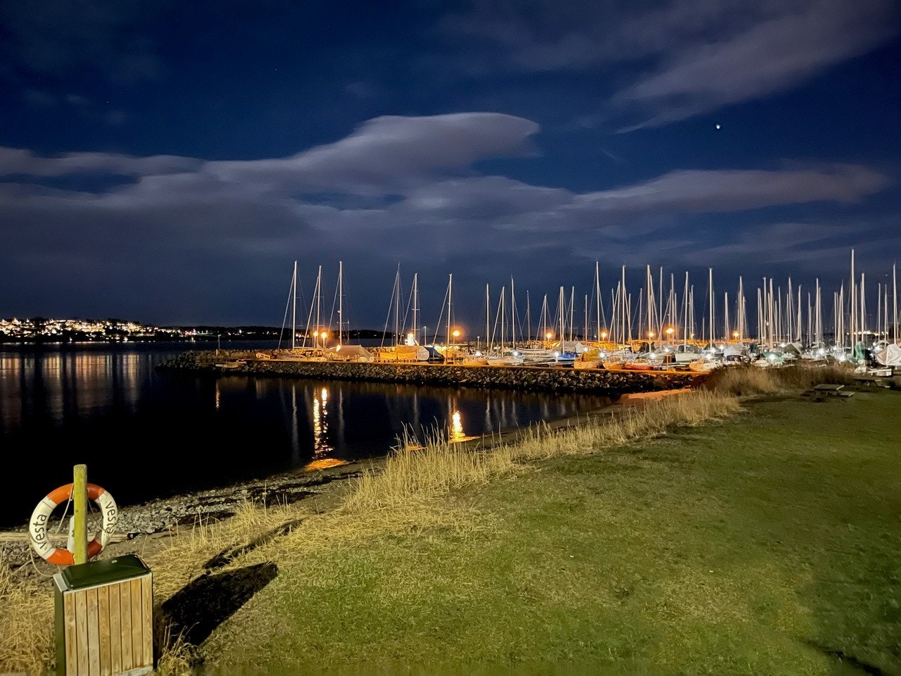 Stemningsfullt om kvelden ved vannet. Galleribilde