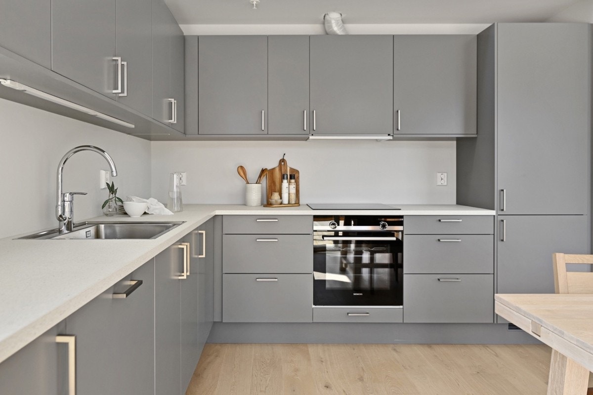 Moderne kjøkken fra Sigdal ? med integrerte hvitevarer og god spiseplass Galleribilde