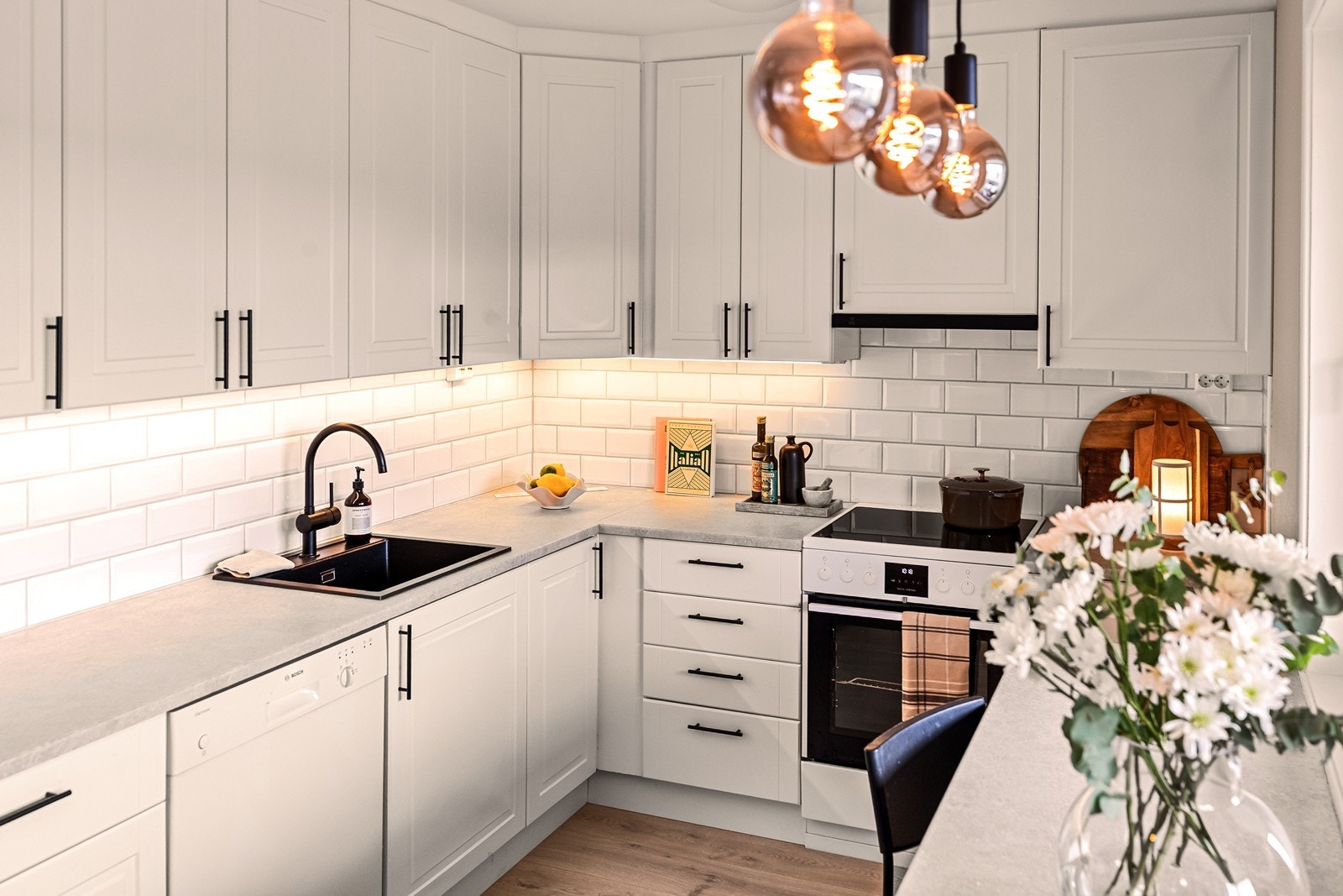 Godt med skapplass og takhøye skap Galleribilde