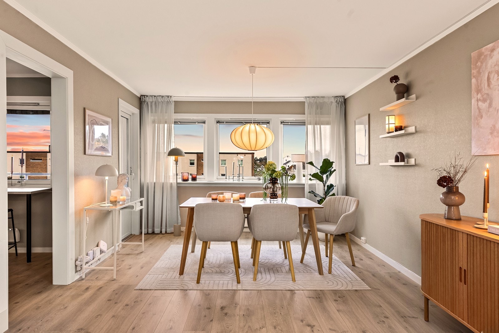 Delikat og innbydende leilighet holdt i lune fargetoner Galleribilde