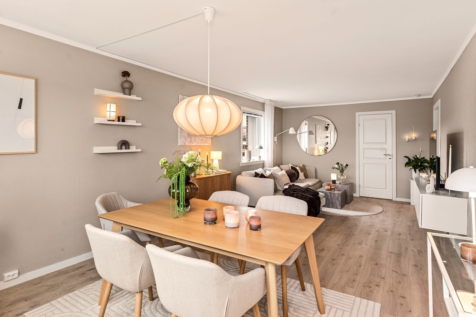 Sett inn et uttrekkbart spisebord i stue så utnyttes plassen maksimalt Galleribilde