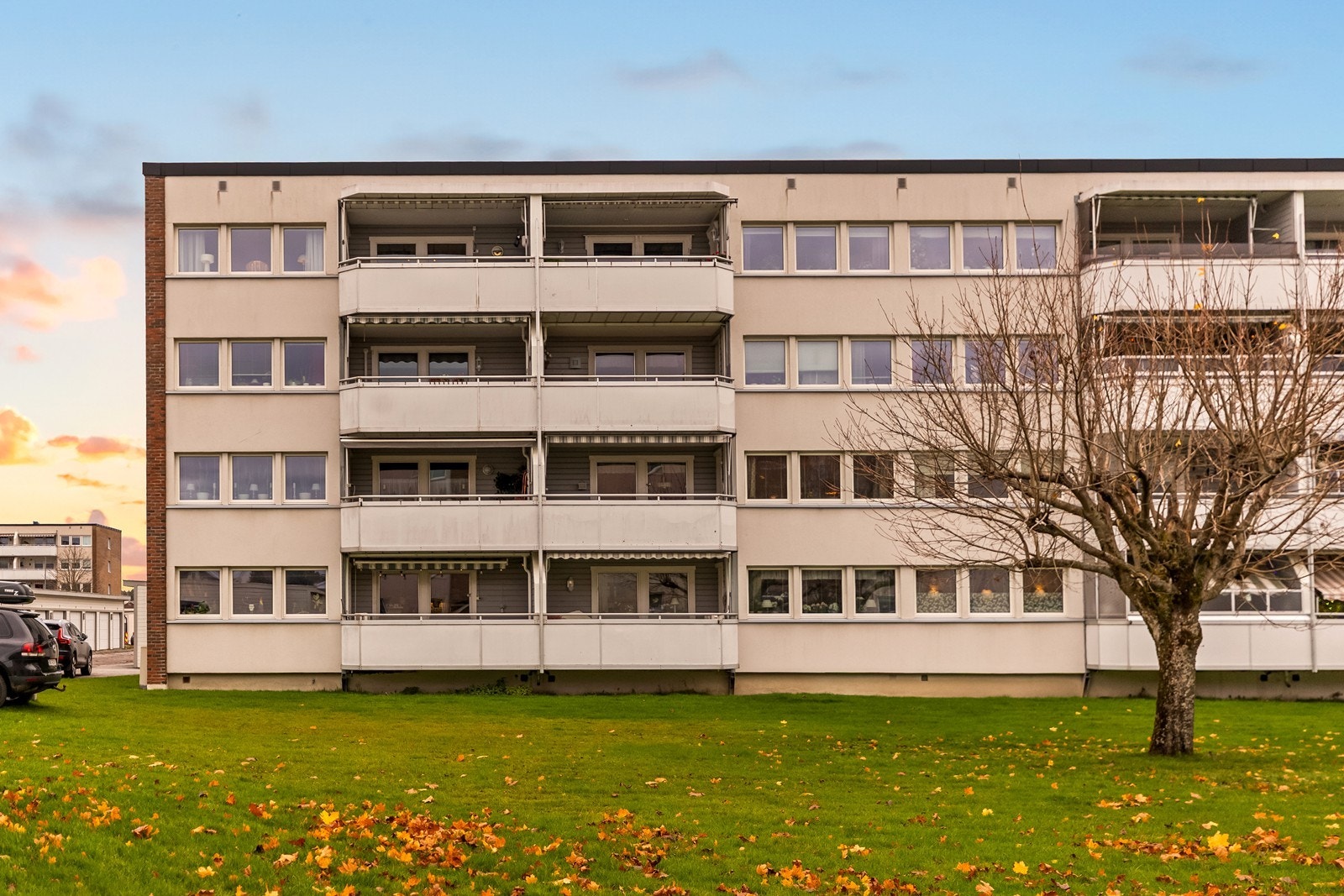 Leiligheten ligger i etablert og barnevennlig område på Østgård ved Lisleby med kort vei til det meste man trenger. Nærhet til barnehage, skole og matbutikk samt kort vei til handelsområdet i Dikeveien og bussforbindelse til Fredrikstad sentrum like ved Galleribilde