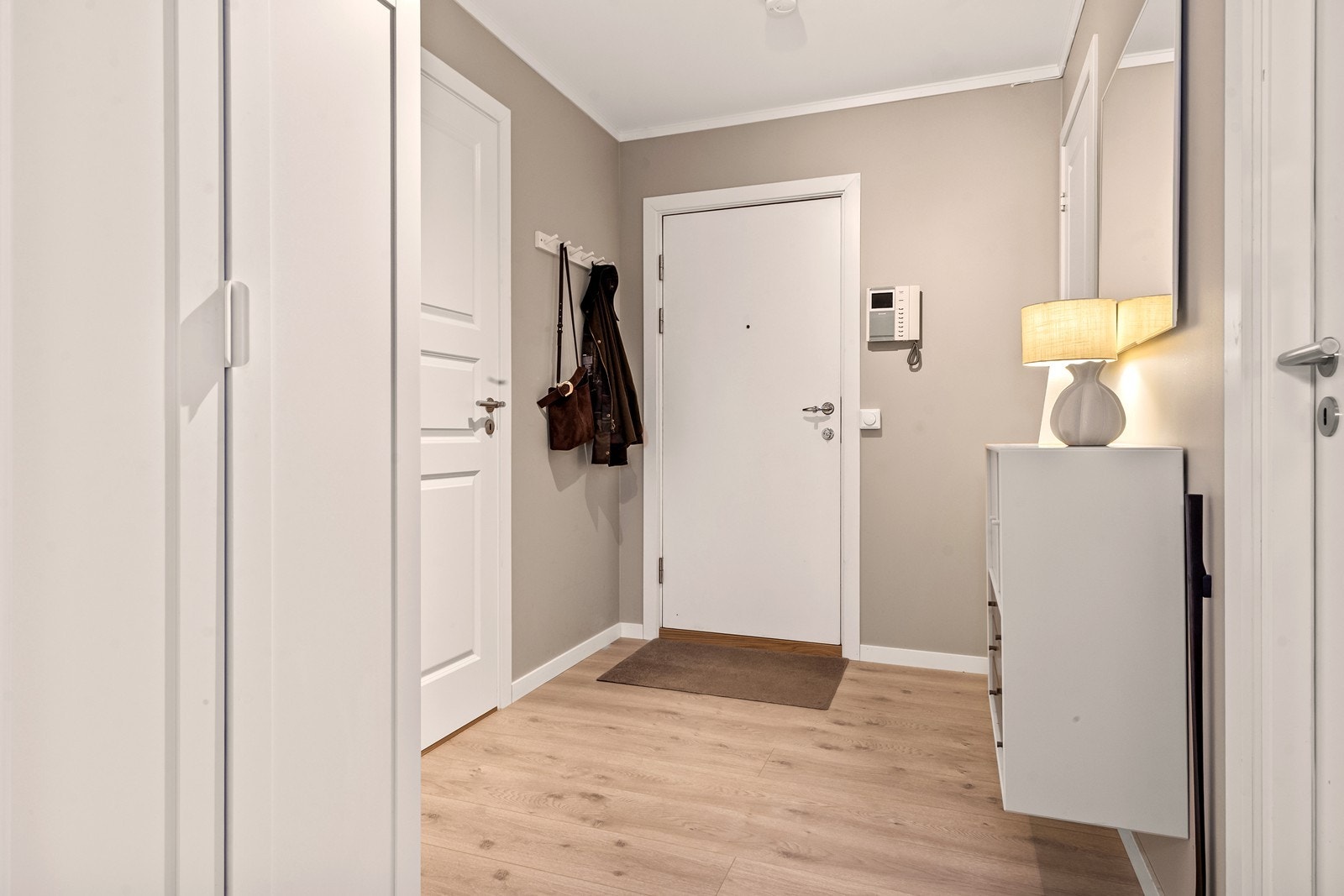 Gjennomgående pen laminat i hele leiligheten Galleribilde