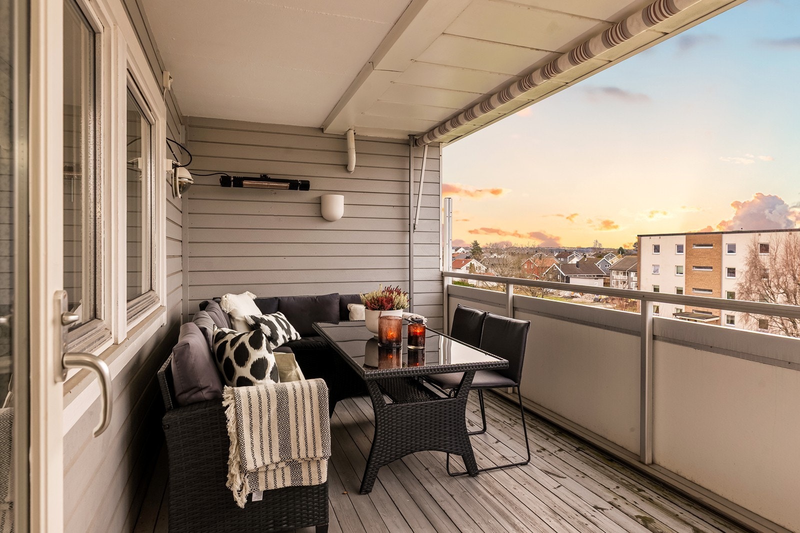 Overbygget sørvendt balkong med gode solforhold Galleribilde