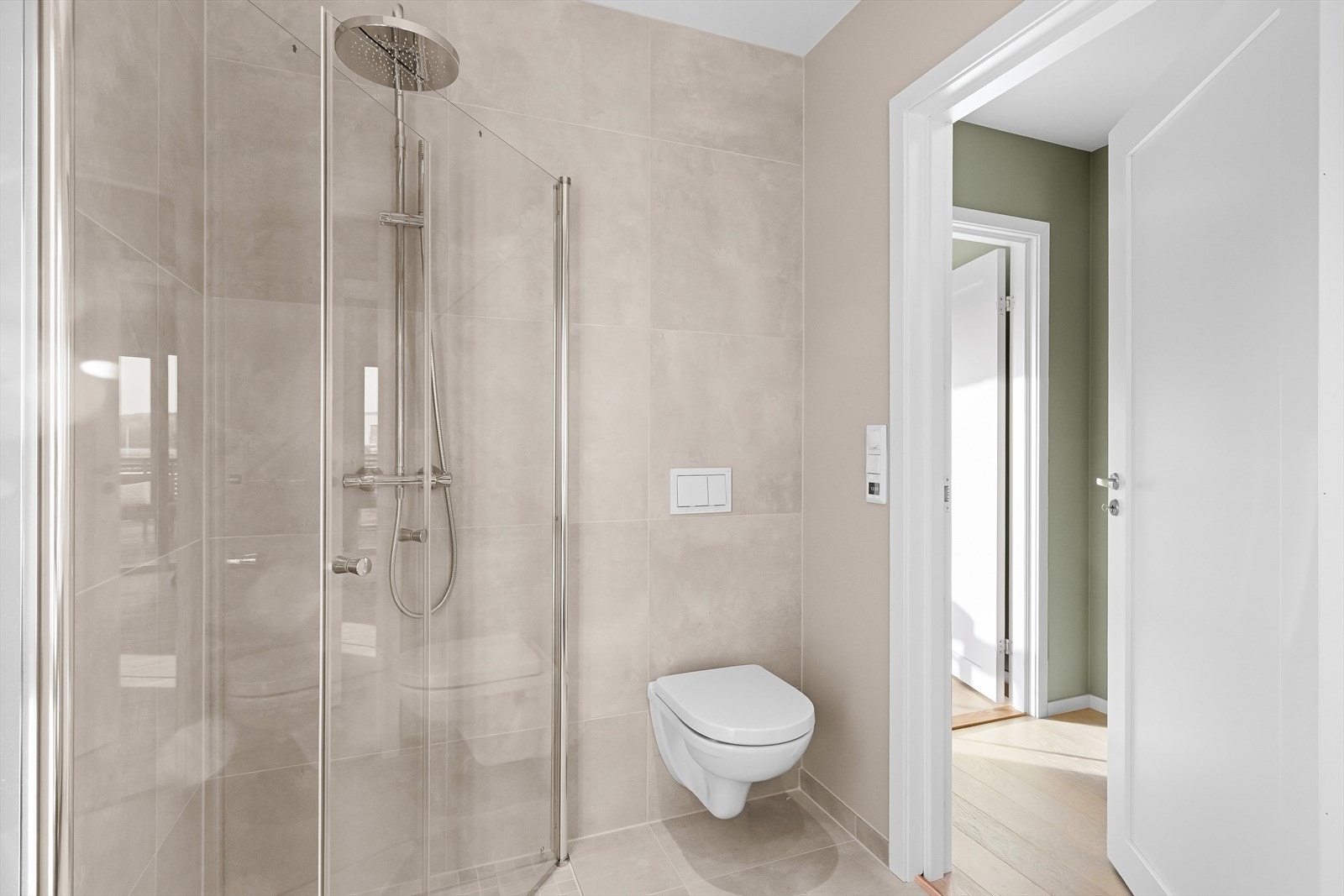 Begge badene er innredet i samme stil med 60-60 flis i lysegrå nyanser sammen med servantinnredning i nordisk stil utgjør en perfekt kombinasjon. Galleribilde