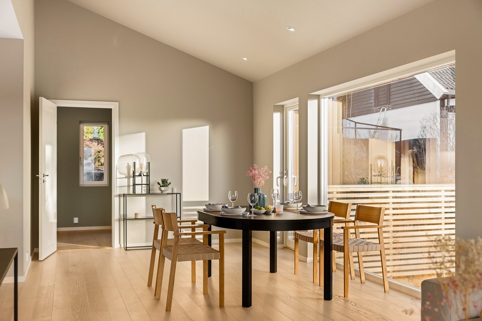 Enkel adkomst til kjøkken og adkomst til terrasse på begge sider for optimal utnyttelse av sol! Galleribilde