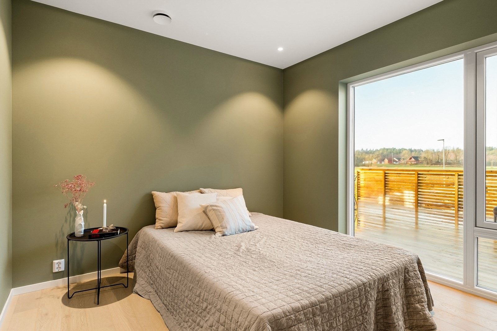 Hovedsoverommet er plassert i 2.etg. Rommet har store vinduer og egen walk-in. Galleribilde