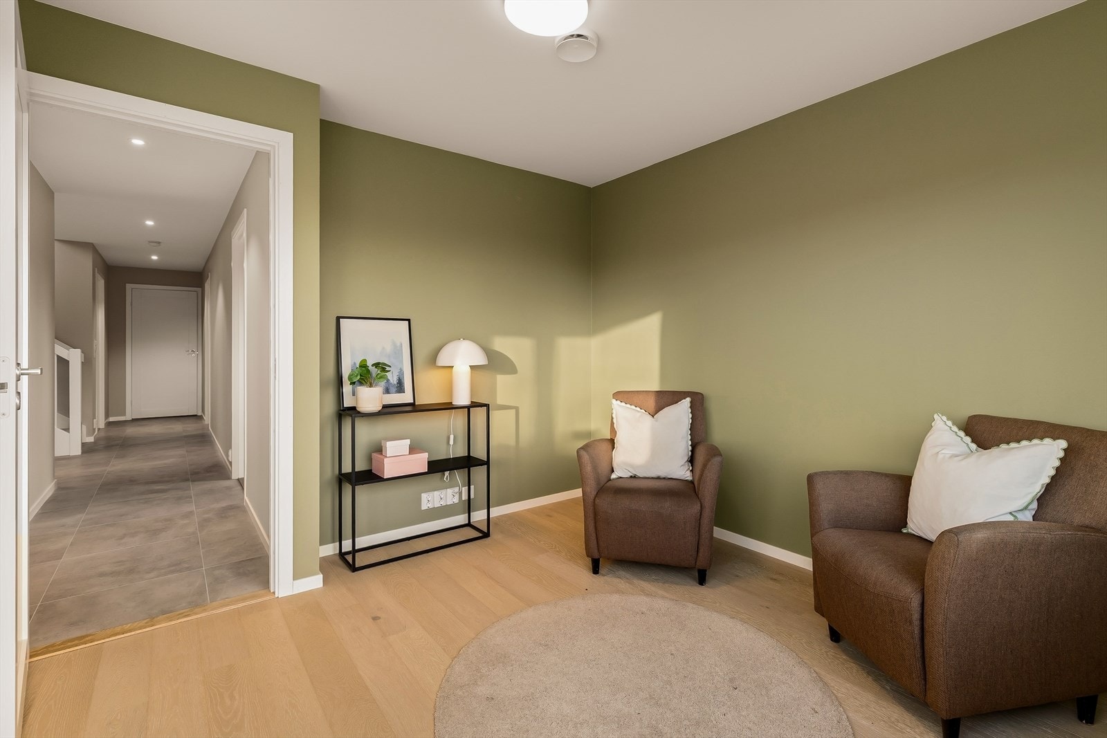 Det er 3 fine soverom i husets 1. etg. Dersom ny eier ikke trenger 4 soverom, kan dette soverommet benyttes som ekstra stue. Galleribilde