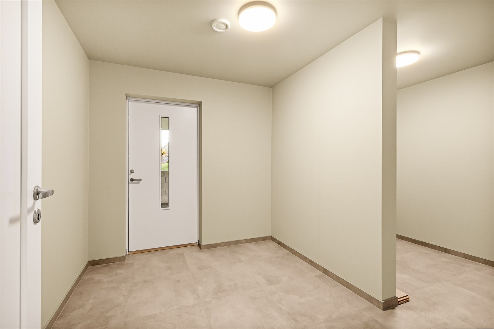 Den store boden, har også adkomst fra carport og inn. Rommet er stort og delt opp med skillevegg for praktisk innredning og oppbevaring. Galleribilde