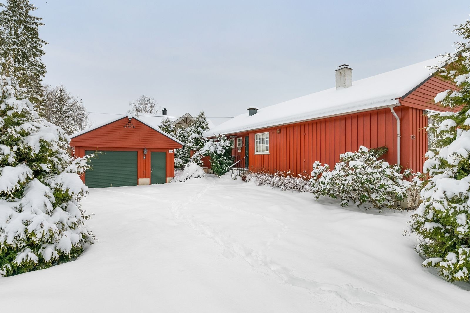 Garasje og parkering på tomt Galleribilde