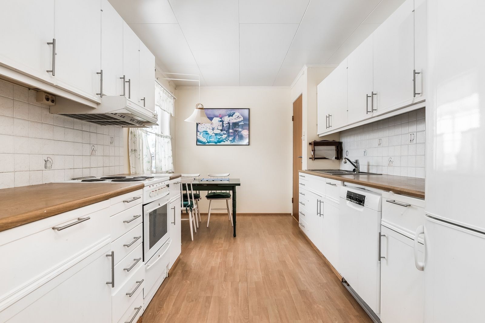 Kjøkken med hvitevarer Galleribilde