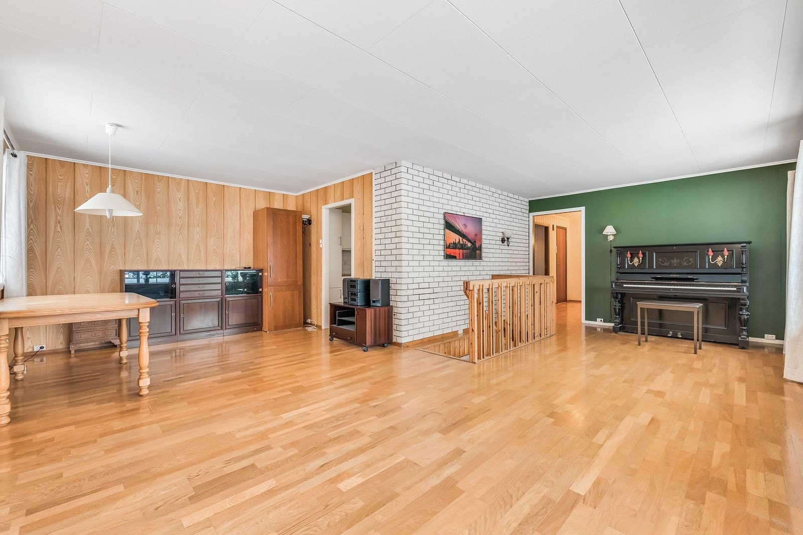 Det er satt opp en vegg fra kjøkkenet og til vinduet som nytt soverom Galleribilde