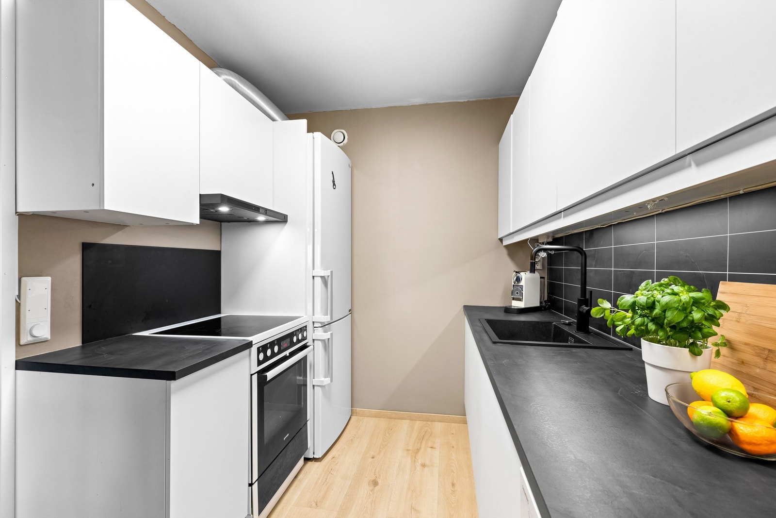 Kjøkkenet er utstyrt med hvitevarer som komfyr, kjøl-/fryseskap og oppvaskmaskin. Galleribilde