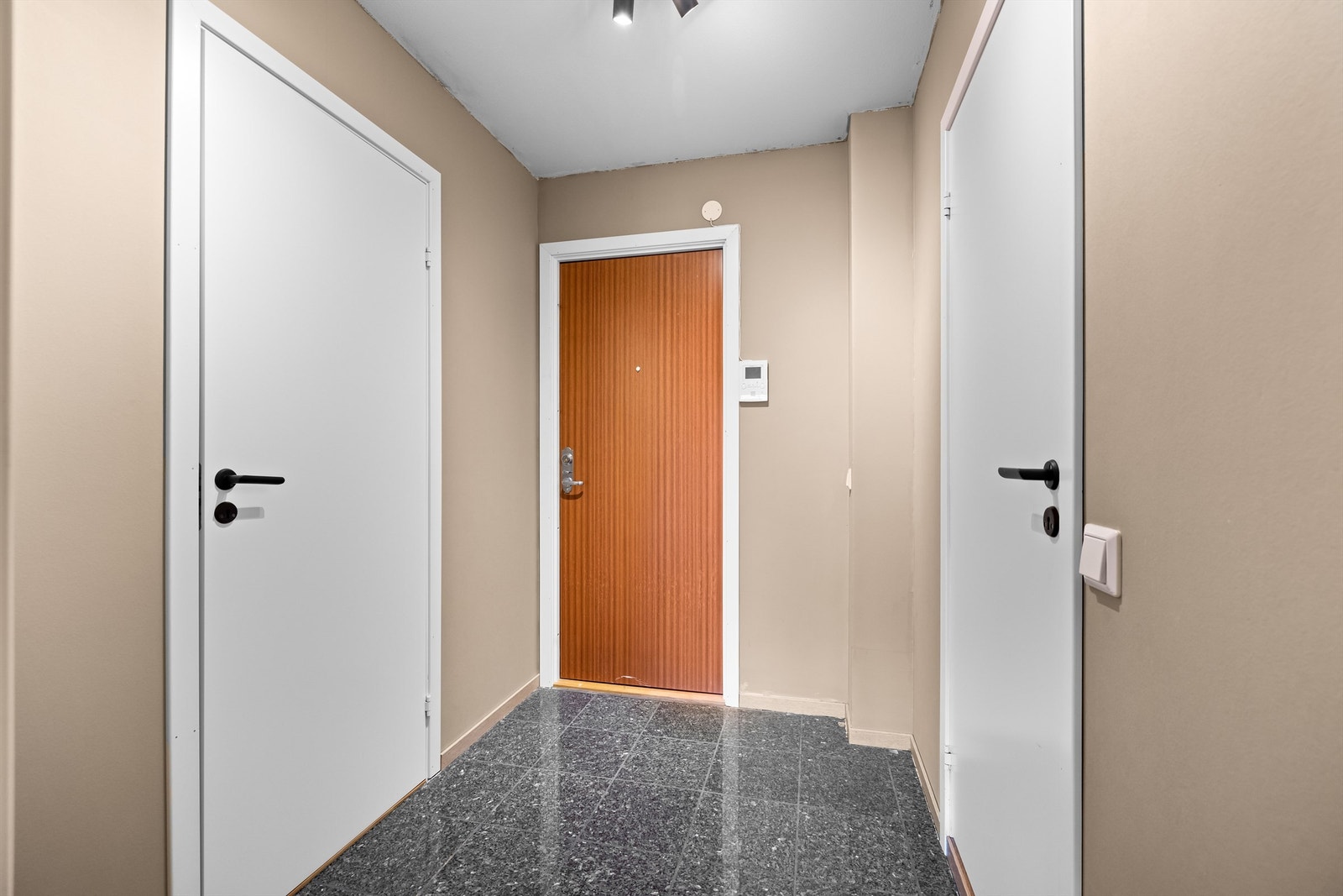 Inngangspartiet har slitesterke fliser på gulvet og tilgang til en innvendig bod. Galleribilde