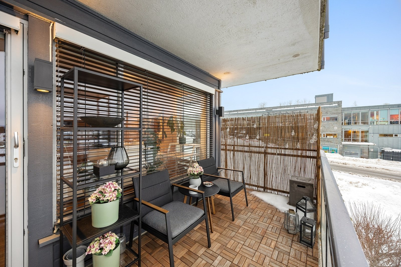 Utelamper sørger for belysning på kveldstid. Galleribilde