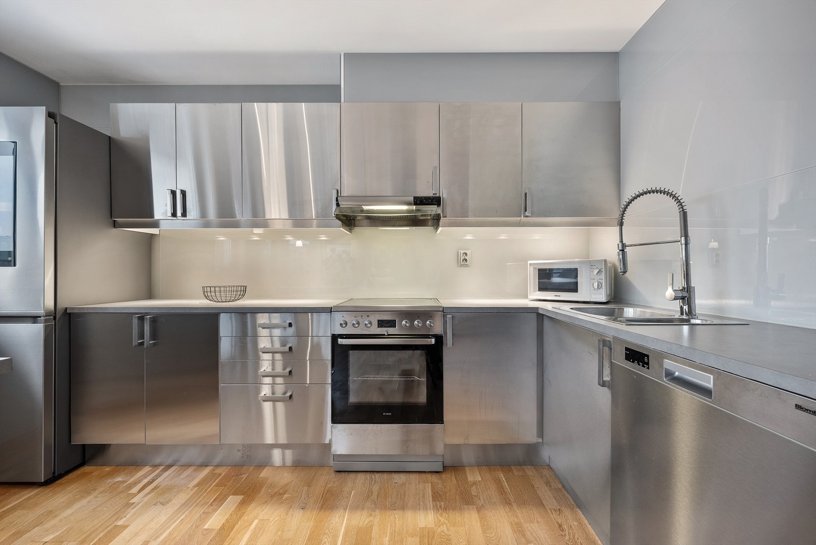 Kjøkkenet er utstyrt med integrert platetopp, stekeovn og oppvaskmaskin. Galleribilde