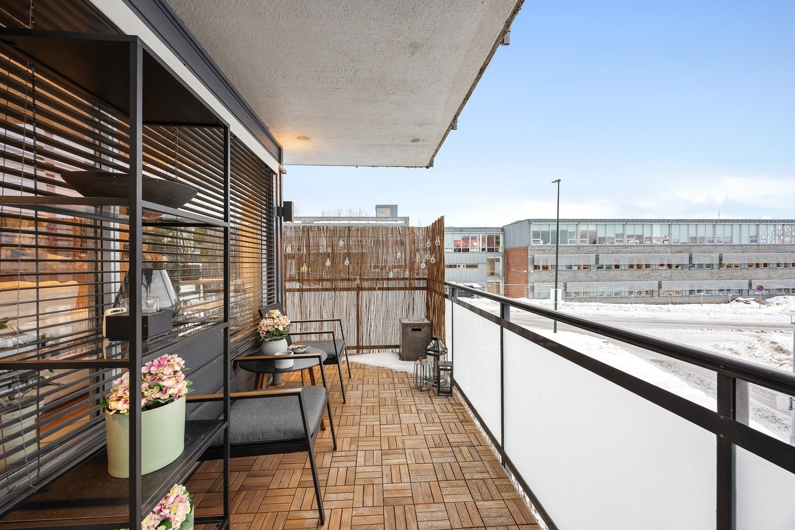 Balkongen er en fin forlengelse av stuen på varme dager. Galleribilde