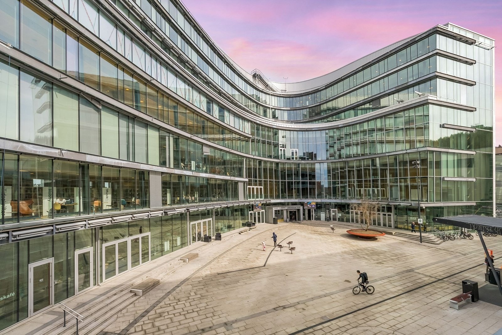 Området er i utvikling med moderne nærings- og kontorbygg. Galleribilde