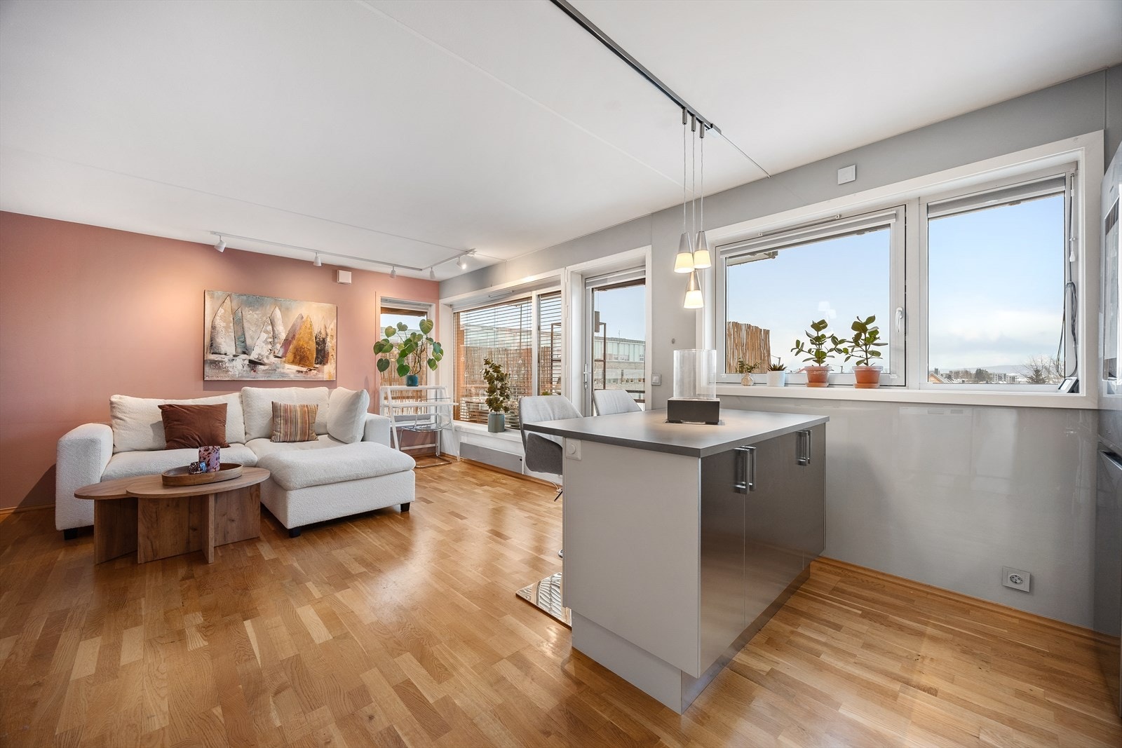 Gjennomgående eikeparkett på gulv i oppholdsrom og soverom. Galleribilde