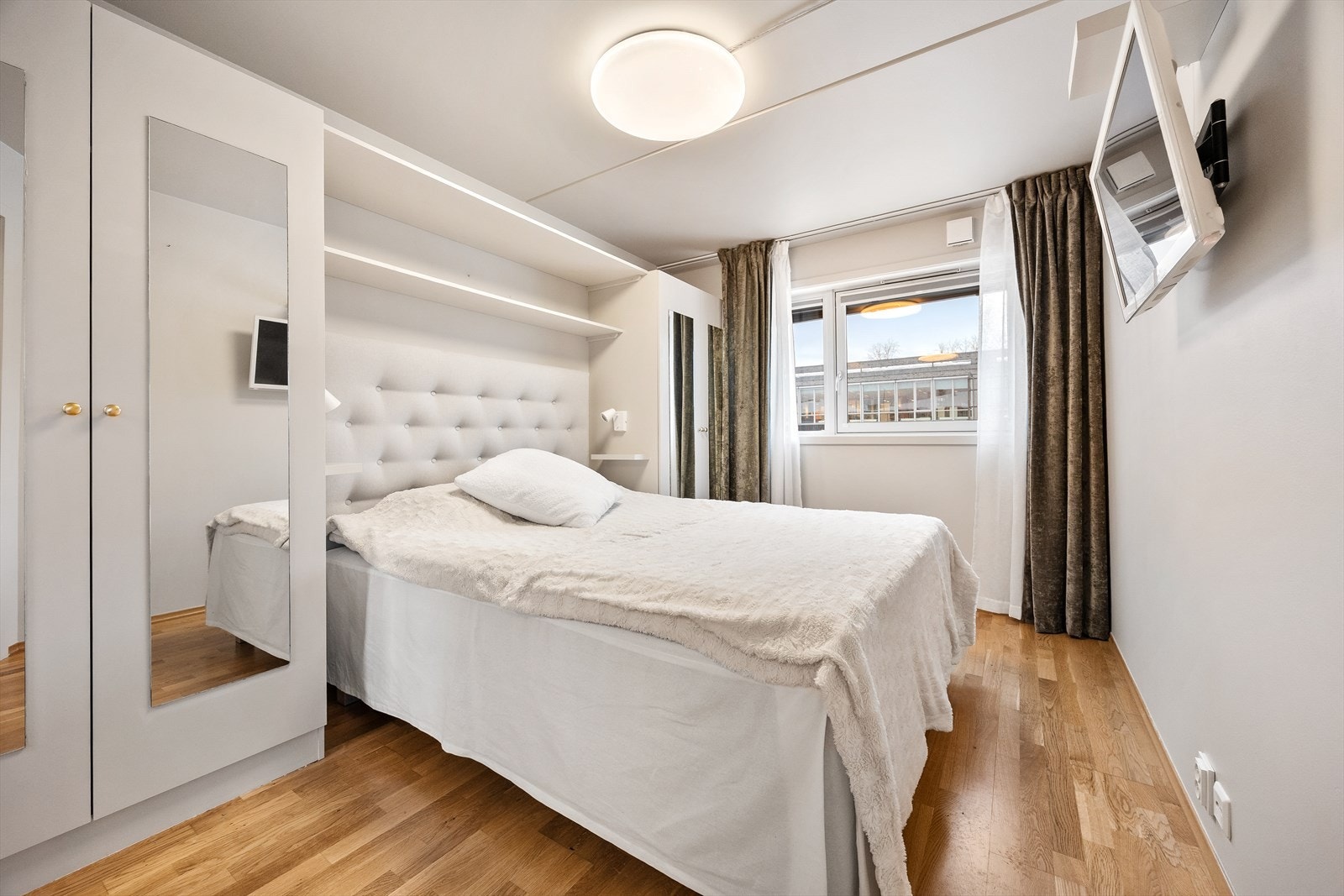 Soverommet har en smart, plassbygd sengeløsning med integrert oppbevaring og belysning. Galleribilde