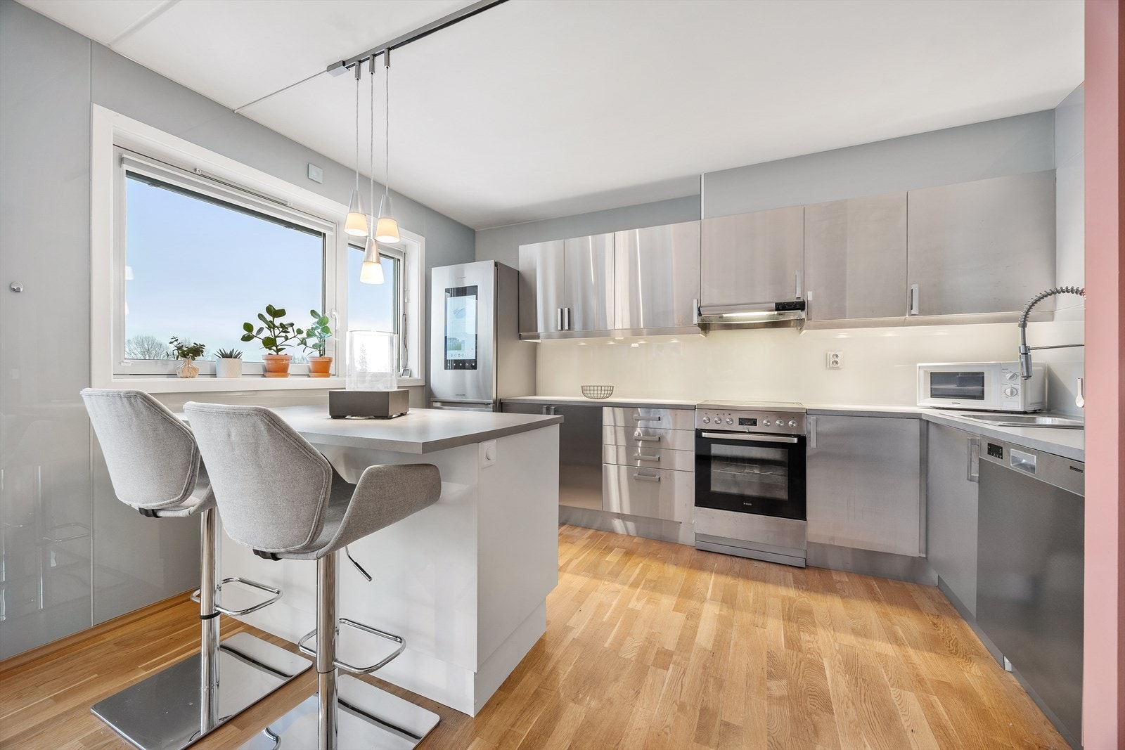 Kjøkkeninnredning i rustfritt stål med gode arbeidsflater og rikelig med skapplass. Galleribilde