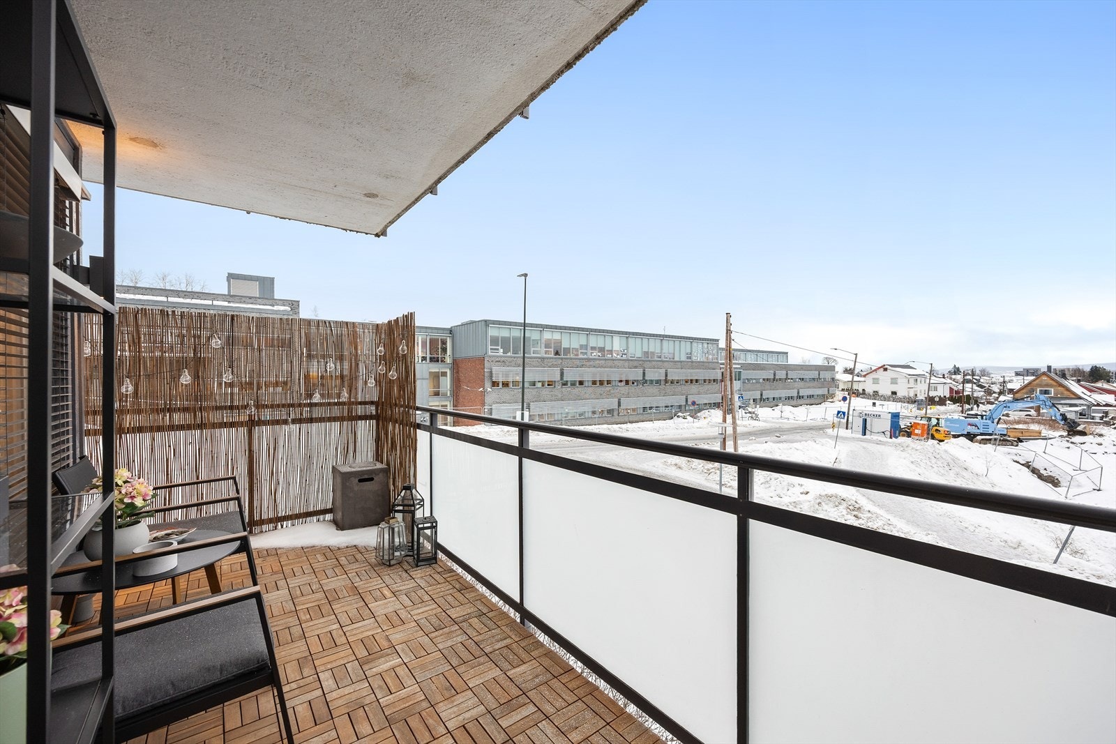 Balkongen har god plass til en sittegruppe og utemøblement. Galleribilde