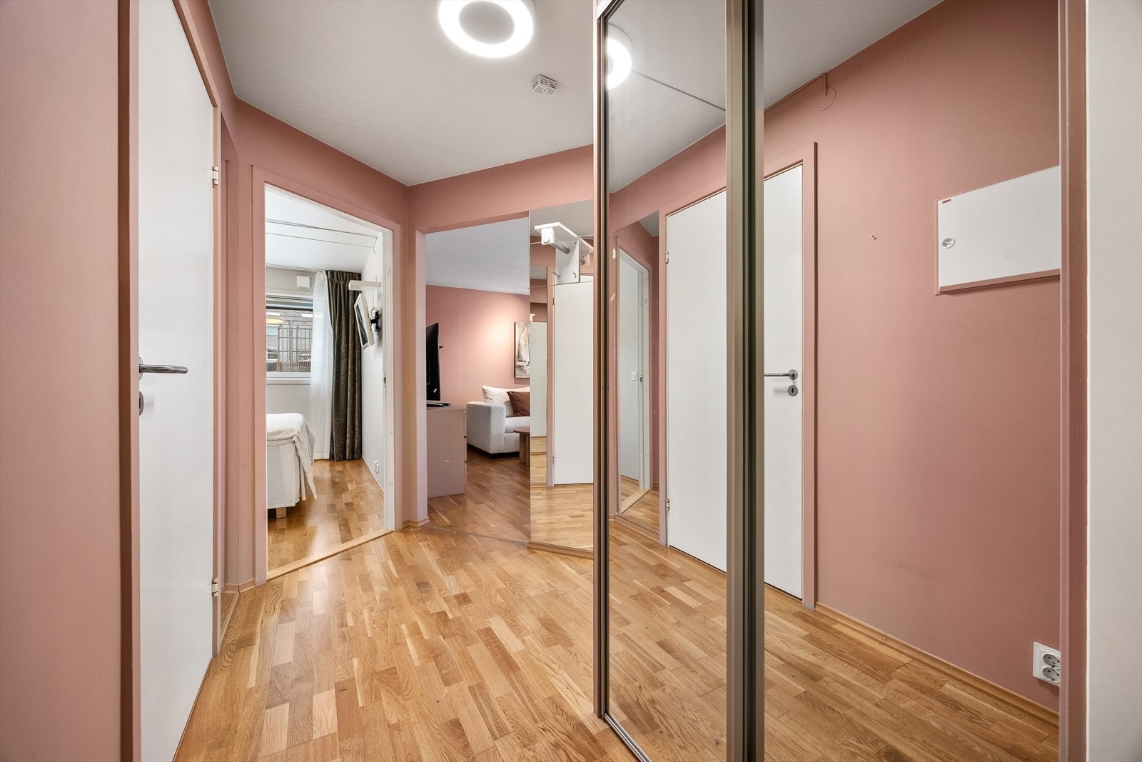 Fra entreen er det tilgang til alle rom i leiligheten. Galleribilde
