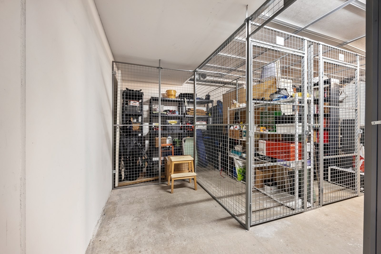 Leiligheten disponerer en romslig bod i kjeller for ekstra lagringsplass. Galleribilde
