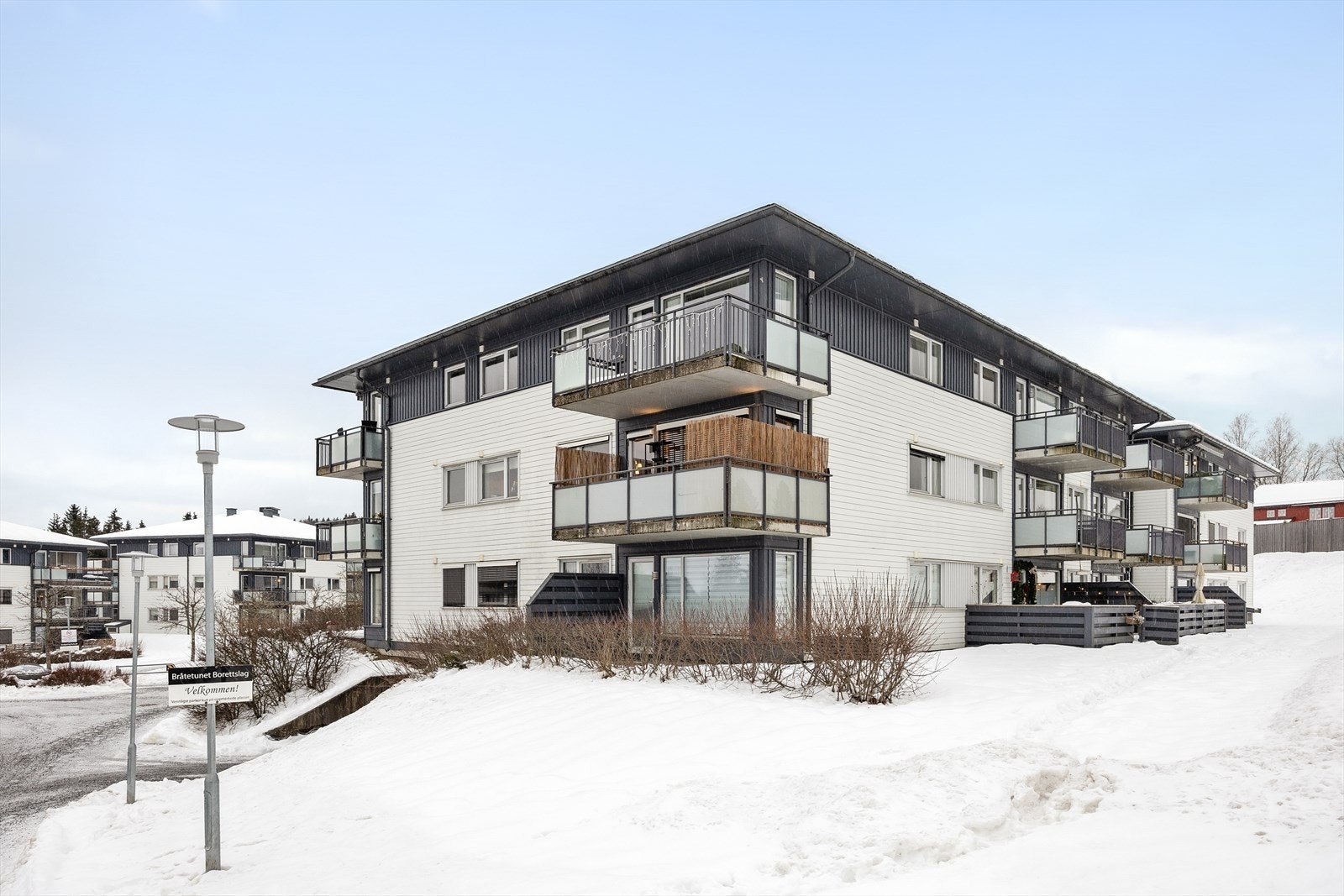 Leilighetsbygget har en moderne fasade med store balkonger. Galleribilde