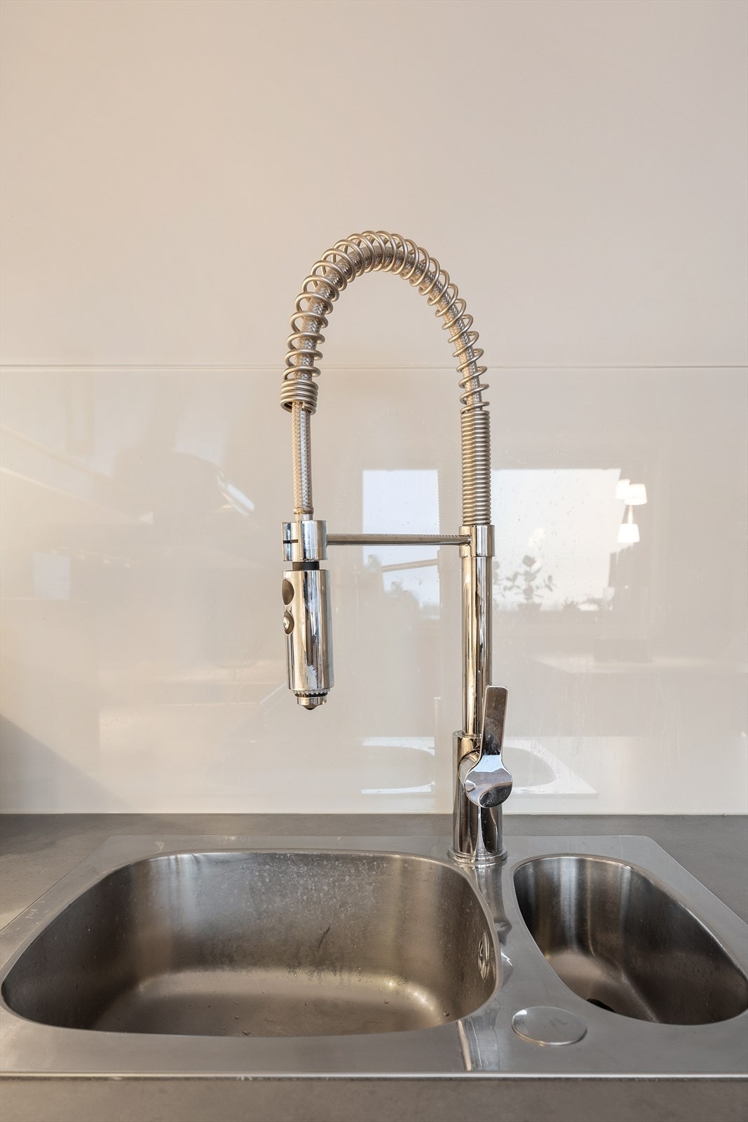 Praktisk kjøkkenarmatur med uttrekkbar tut forenkler matlaging og rengjøring. Galleribilde