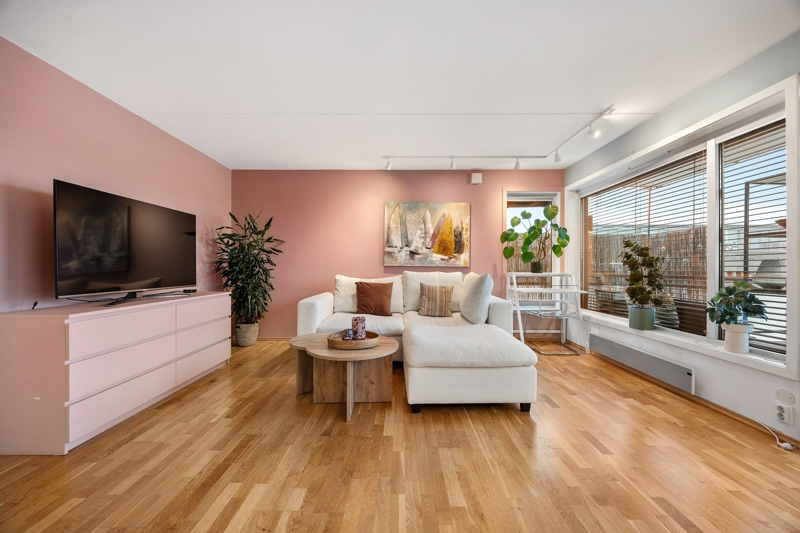 Stuen har god plass til en sofagruppe og TV-møblement. Galleribilde